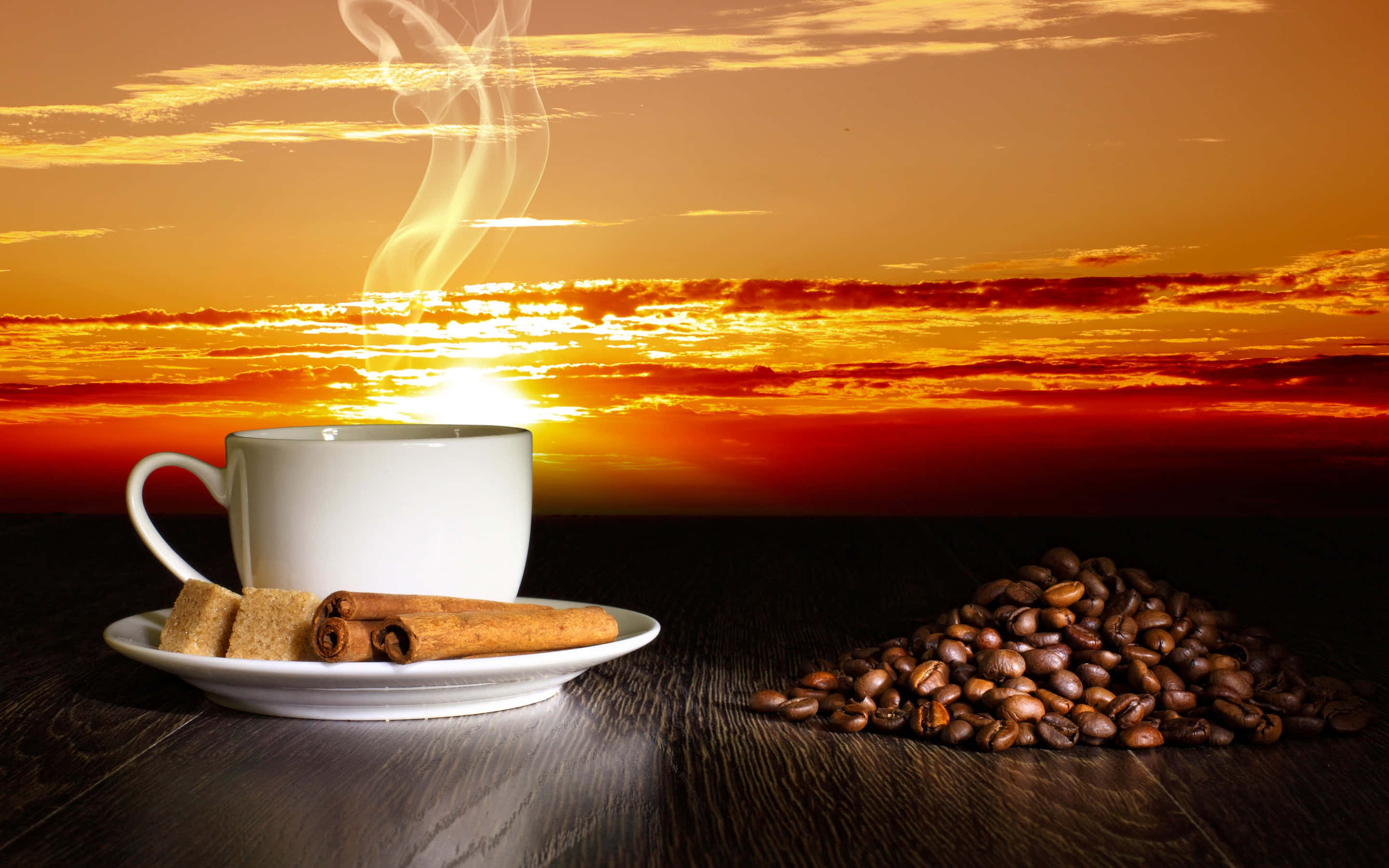 Morning Coffee 桌布 壁紙 — 一杯冒煙的咖啡，配以肉桂和糖，放在烤咖啡豆旁邊，背景是熾熱的日落天空。