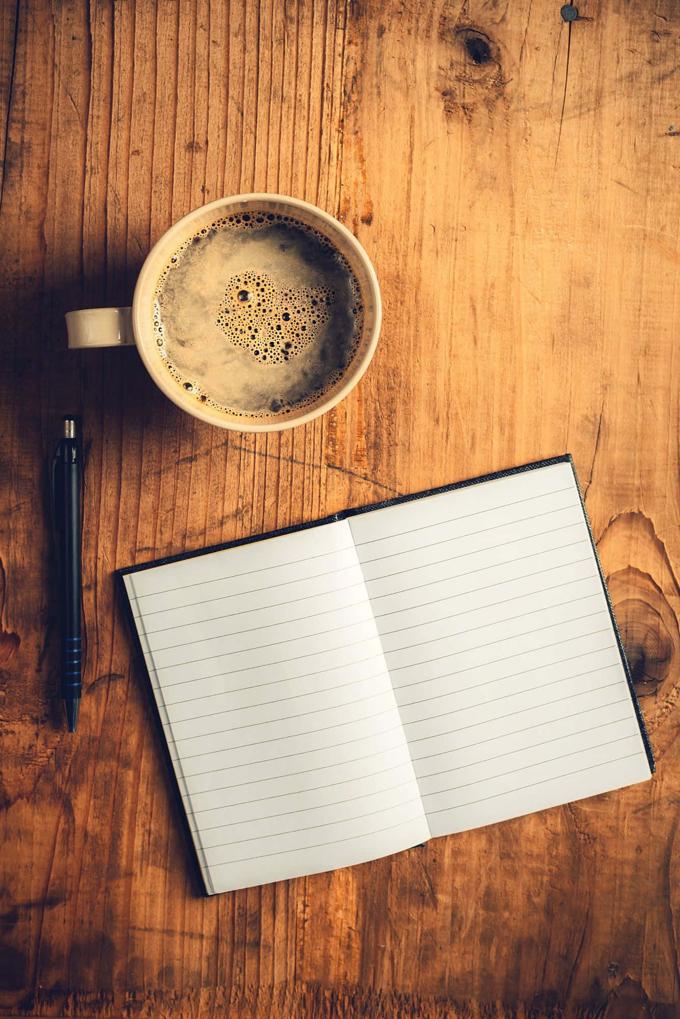 Notebook 桌布 壁紙 — 一杯冒煙的咖啡和一本打開的筆記本放在質樸的木桌上，邀請人們靜心反思。