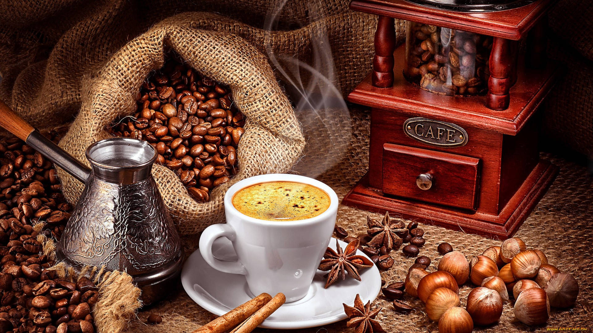 Coffee Aesthetic 桌布 壁紙 — 一杯冒煙的咖啡放在一個粗布袋旁邊，袋中有咖啡豆、一個木製研磨器和散落的香料，置於質樸的布上。