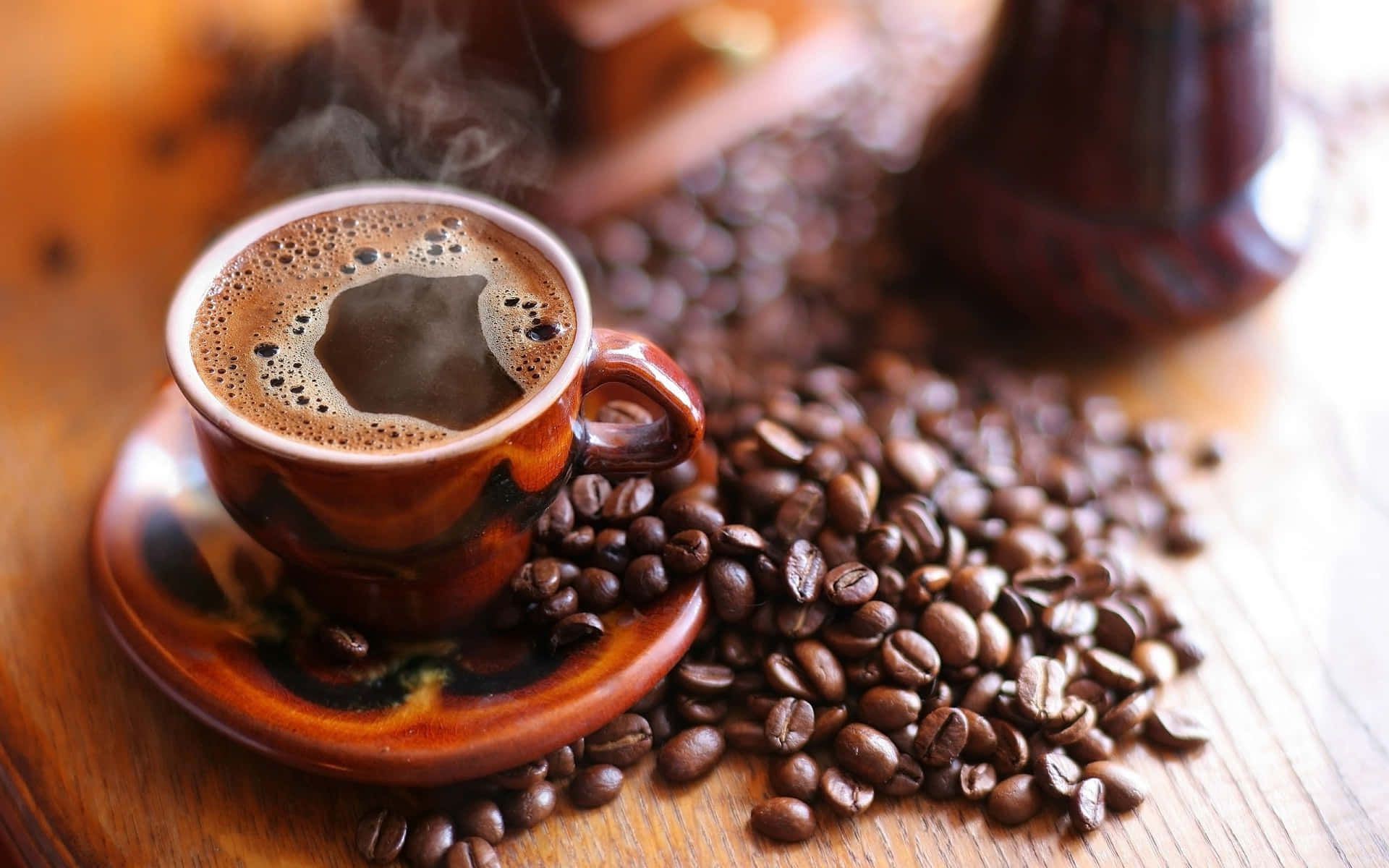 Morning Coffee 桌布 壁紙 — 一杯冒煙的咖啡放在木桌上，周圍散落著烘焙咖啡豆。