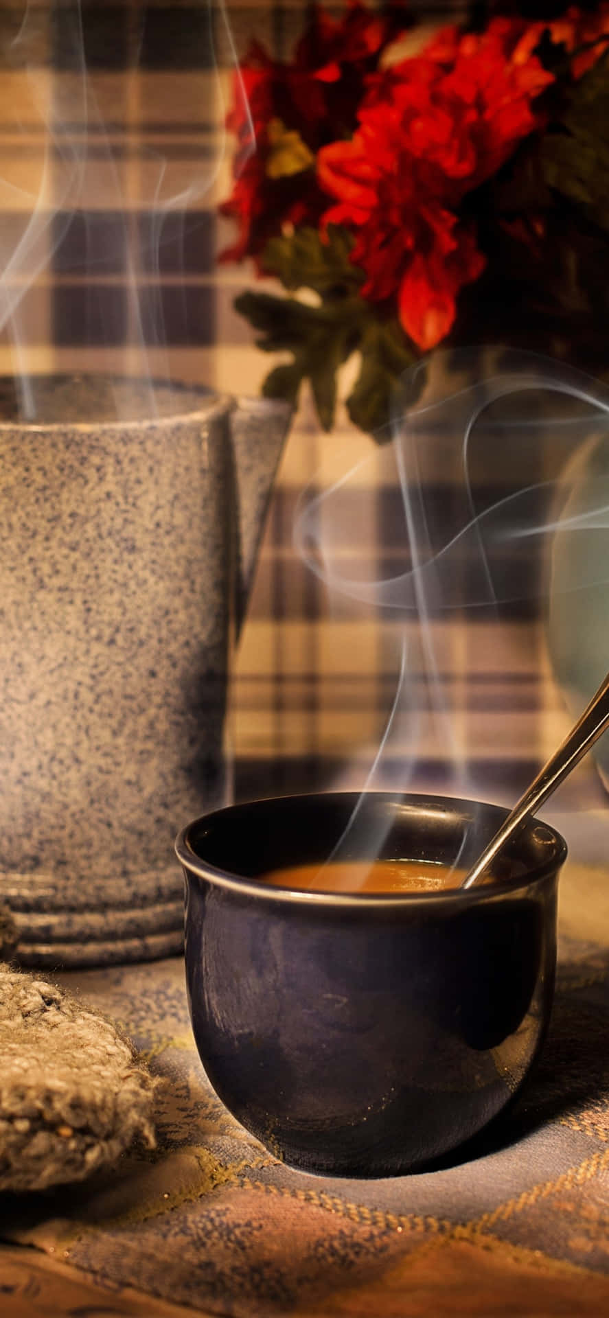 冒煙的咖啡杯和陶瓷杯放在附近帶有紅花的格紋布上。 — 咖啡動圖 壁紙