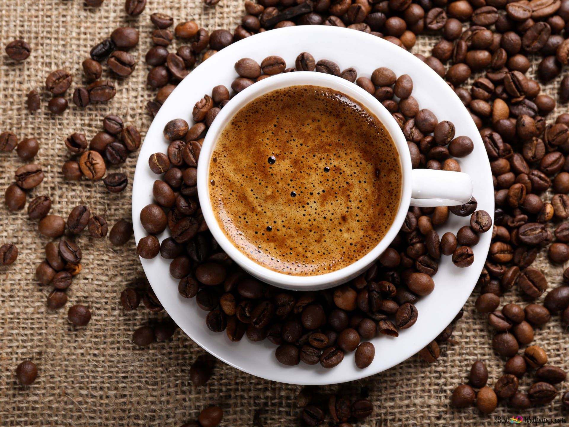 cup 桌布 壁紙 — 一杯冒煙的濃縮咖啡，周圍環繞著烘焙咖啡豆，置於質樸的麻布表面上。