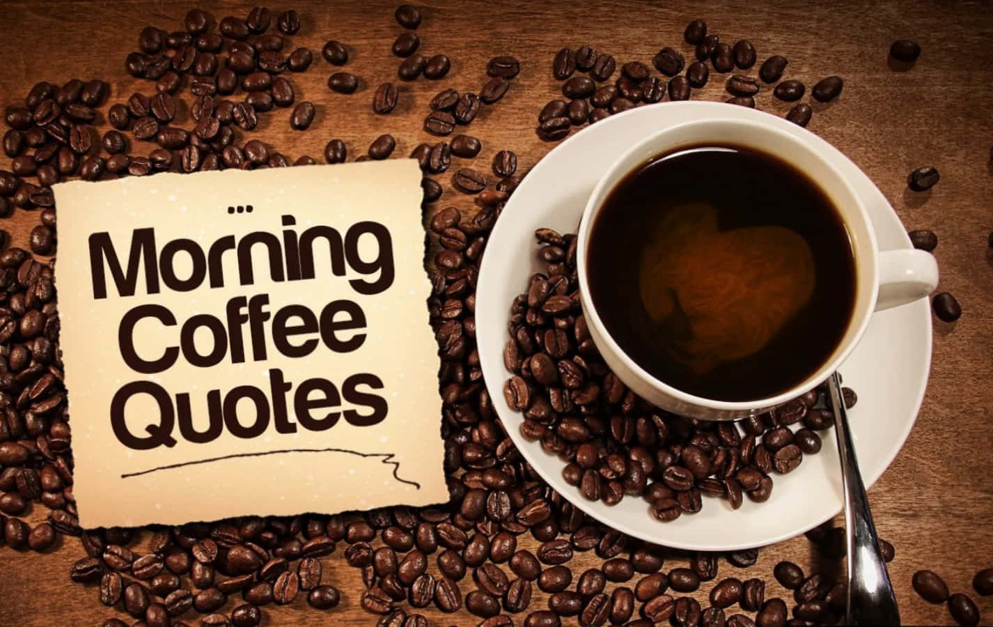Morning Coffee 桌布 壁紙 — 一杯冒煙的黑咖啡旁邊放著一張寫有「Morning Coffee Quotes」的便條，周圍是烤咖啡豆，放在質樸的木桌上。