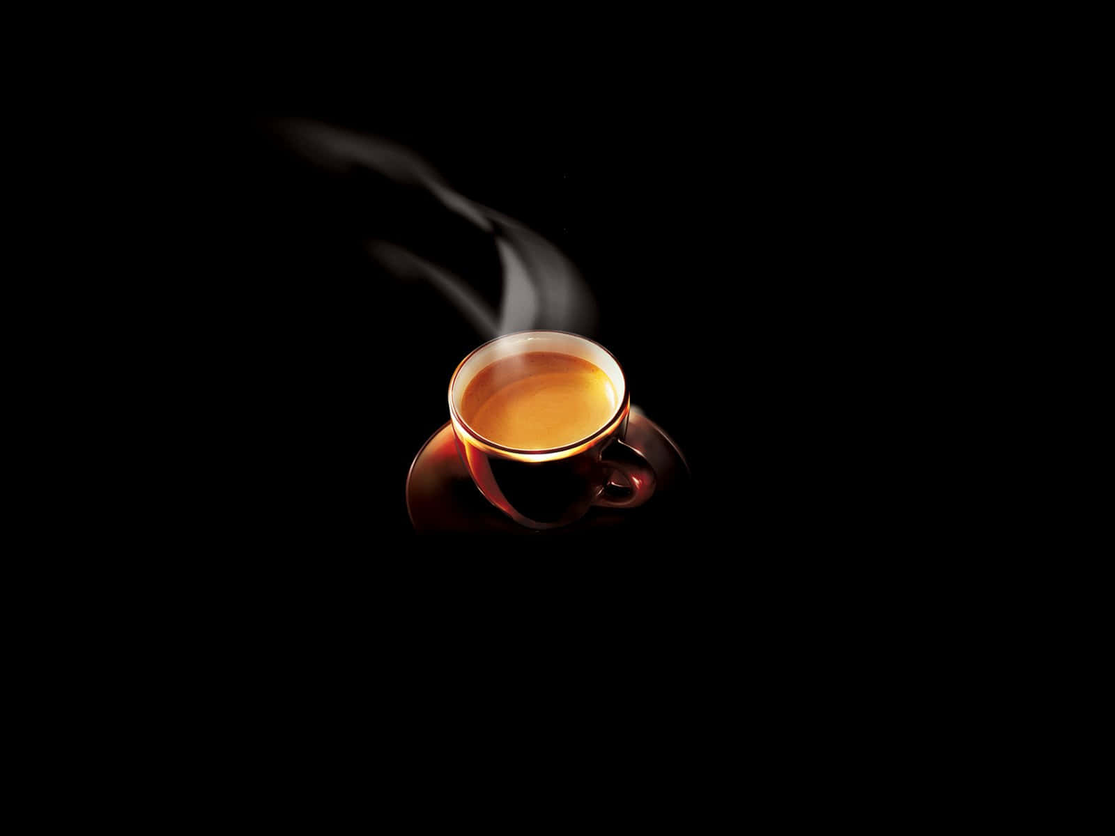 Black Coffee 桌布 壁紙 — 一杯冒著熱氣的茶在漆黑背景中溫暖地發光，縷縷蒸氣向上盤旋。