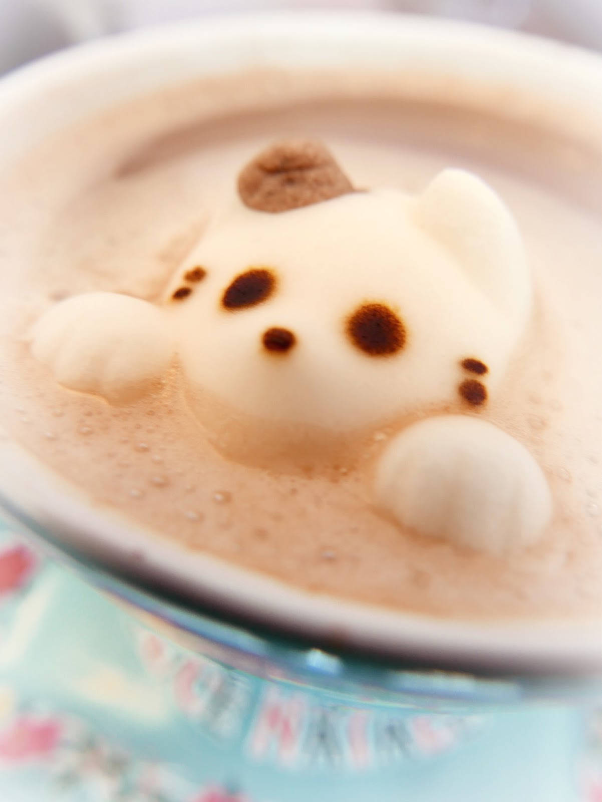 Marshmallow 桌布 壁紙 — 一杯咖啡中由奶泡製成的可愛貓形拿鐵藝術特寫。