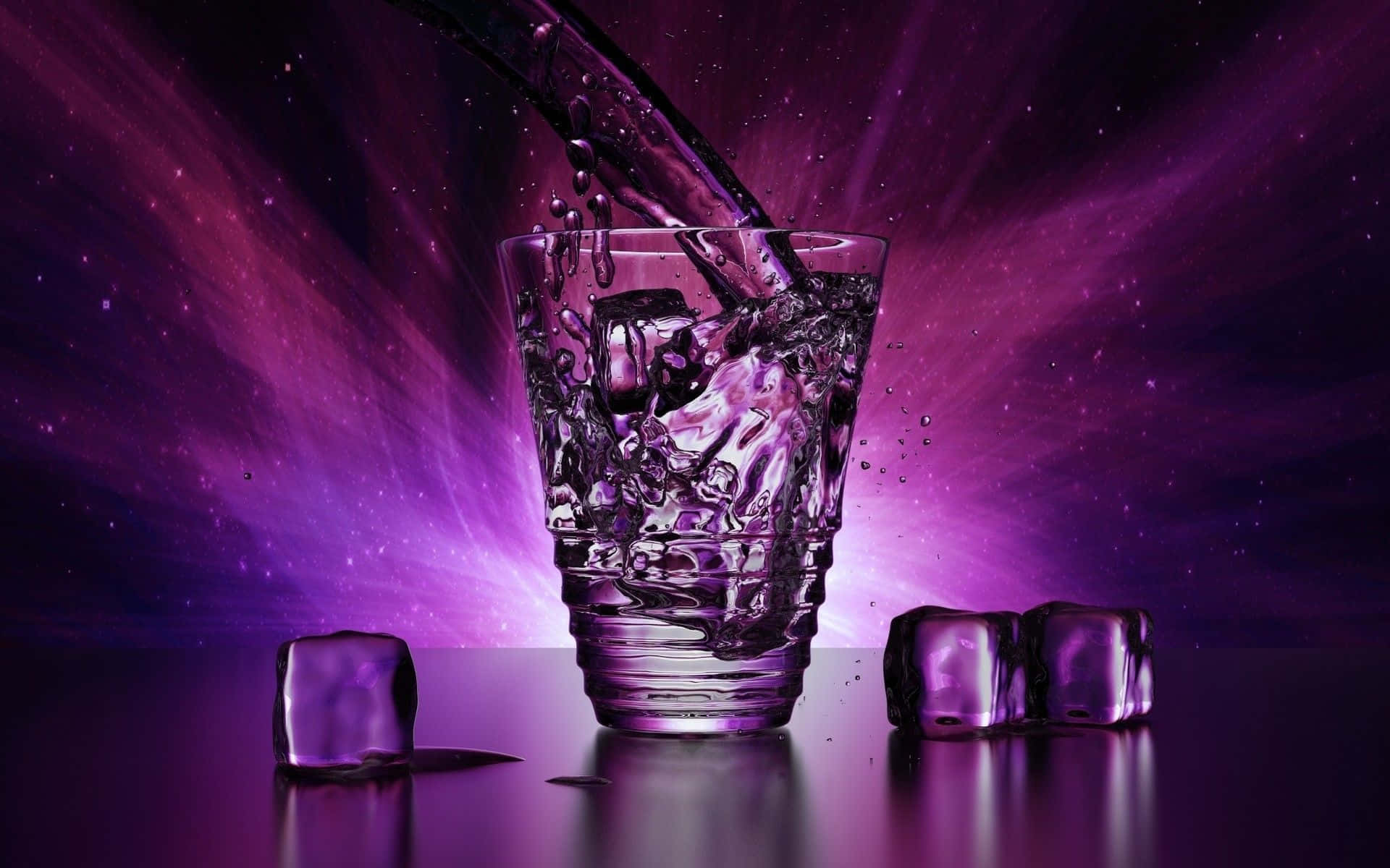 alcohol 桌布 壁紙 — 一杯水在閃耀的宇宙紫色背景上，動態地濺起並倒在冰塊上。