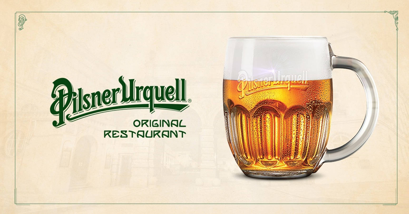 booze 桌布 壁紙 — 一杯泡沫豐富的金色Pilsner Urquell啤酒，裝在帶棱紋的玻璃杯中，旁邊是品牌的綠色標誌，背景為復古米色。