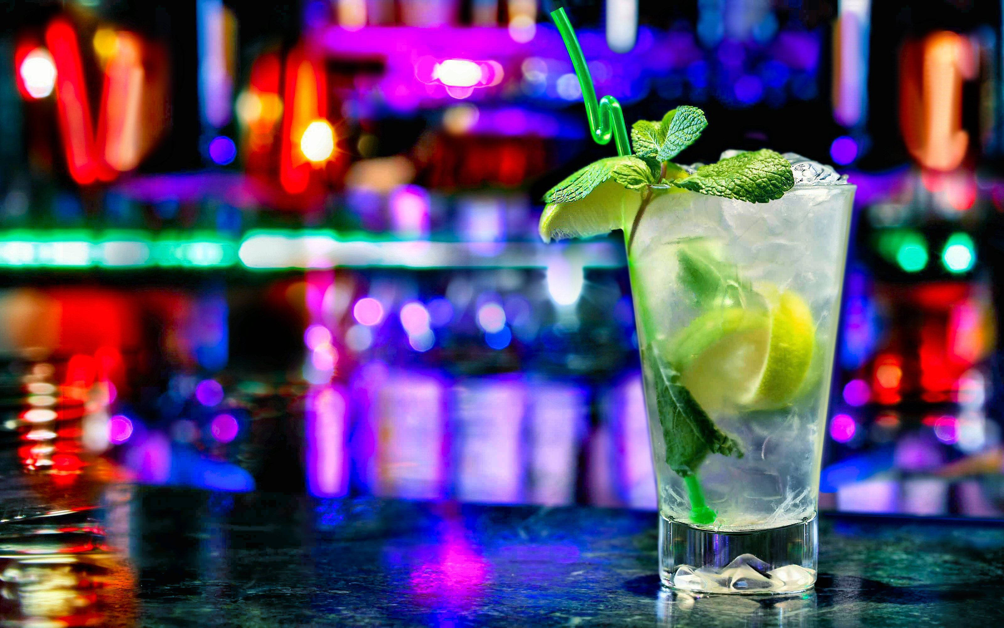 Drink 桌布 壁紙 — 一杯清新的薄荷青檸雞尾酒在充滿活力的夜總會濕漉漉的吧檯上，在霓虹燈下閃耀。