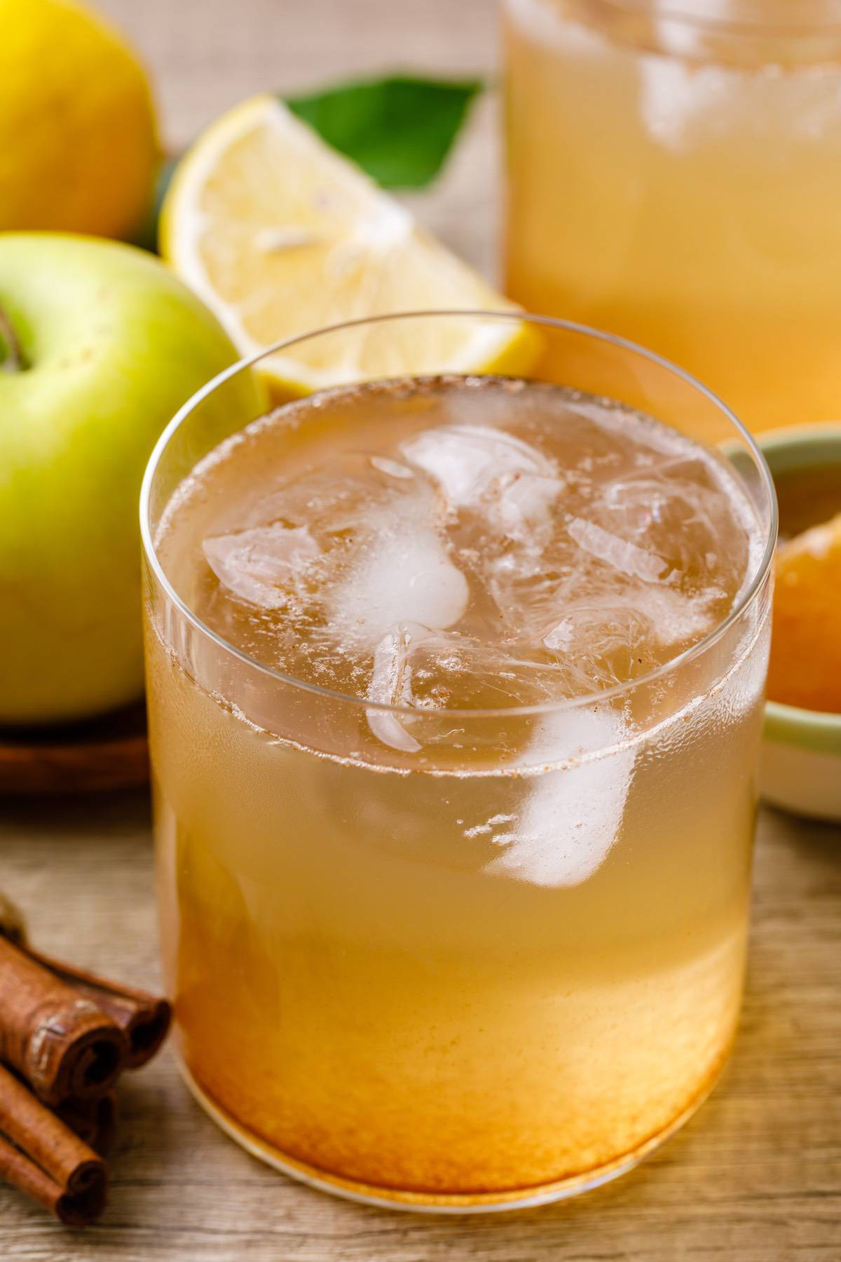 Drink 桌布 壁紙 — 一杯清爽的冰蘋果酒，配上肉桂棒和檸檬片，放在質樸的木桌上。