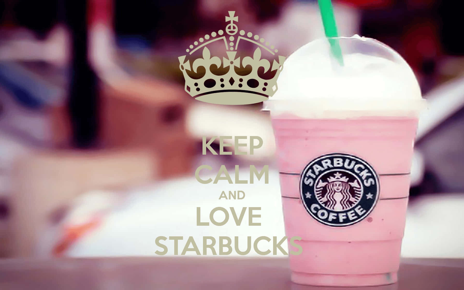Aesthetic Starbucks 桌布 壁紙 — 一杯粉紅色的星巴克星冰樂搭配鮮奶油和綠色吸管，旁邊有一個「Keep Calm and Love Starbucks」皇冠圖案。