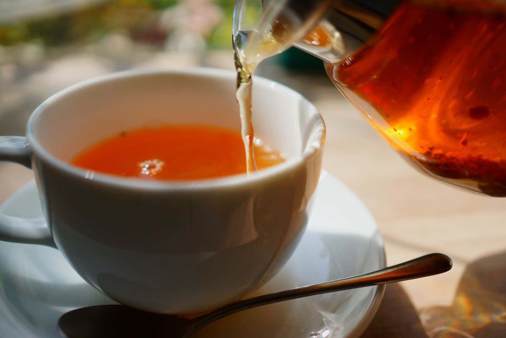 一杯茶正在倒入杯中 壁紙