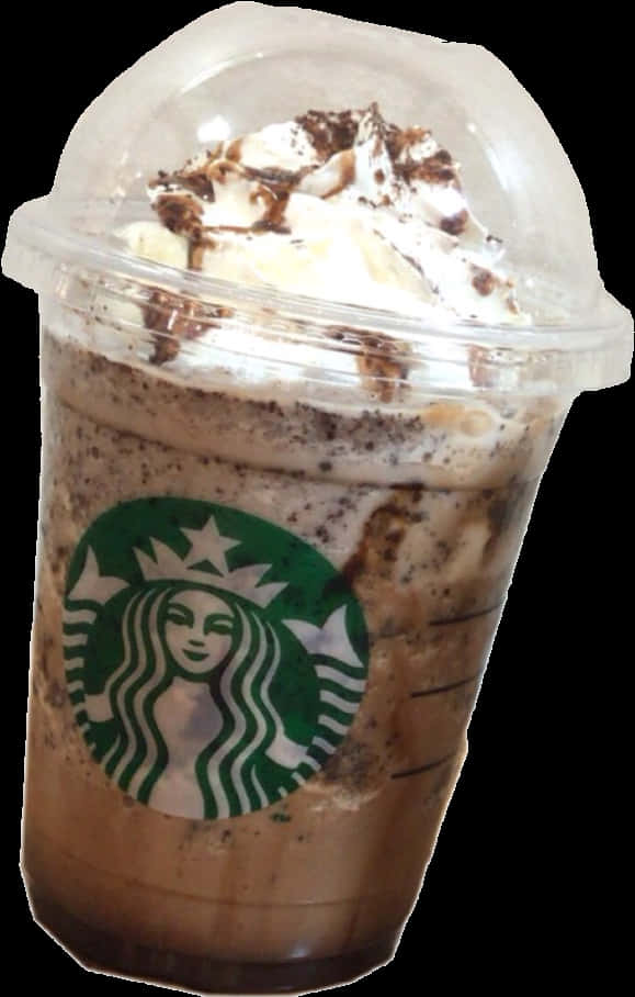 Starbucks Coffee 桌布 壁紙 — 一杯透明塑膠杯裝的星巴克冰咖啡飲品，上面有鮮奶油和巧克力醬。