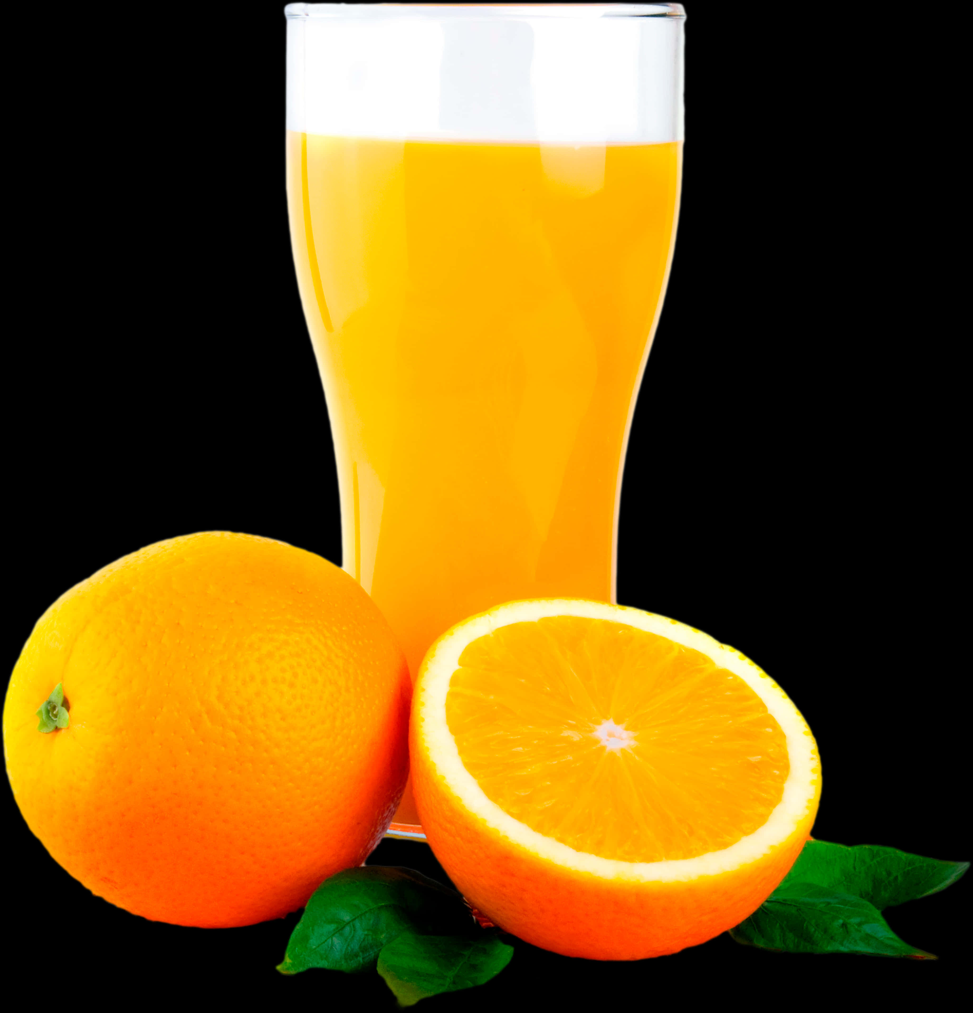 Fruit Juice 桌布 壁紙 — 一杯高大的鮮豔柳橙汁旁邊放著一個完整和半個的柳橙，帶有新鮮的綠葉，背景是 stark 黑色。