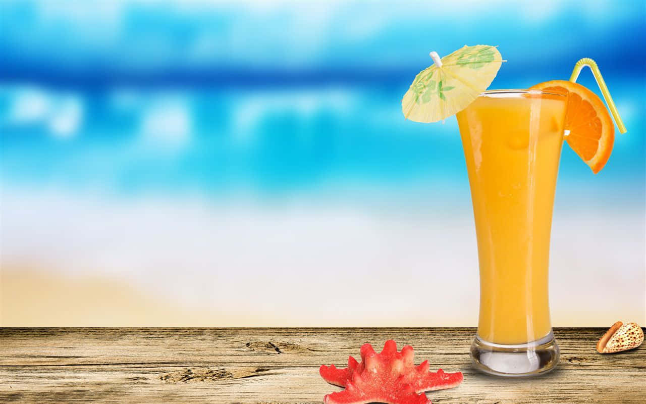 熱帶飲品附有傘子和橙片，放在木桌上，靠近海灘裝飾。 — Juice Wrld 壁紙