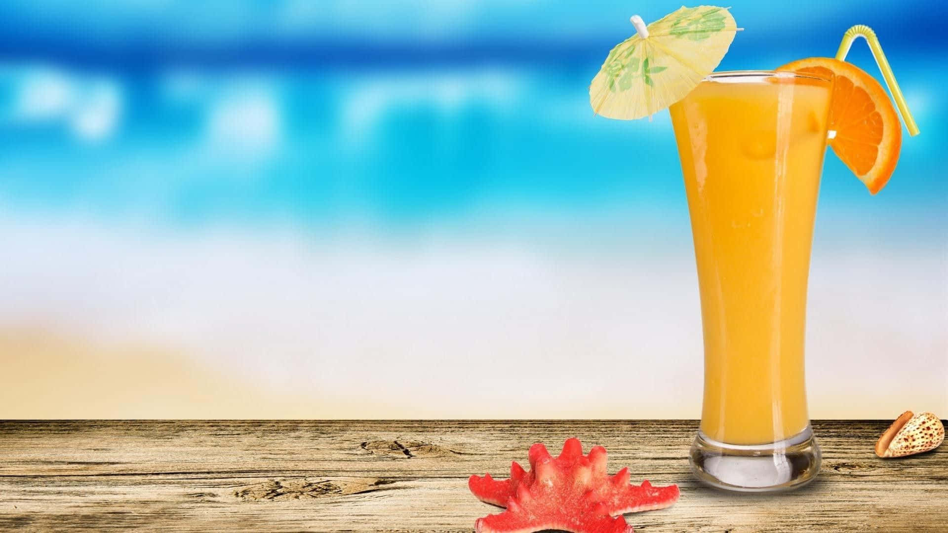 Best Summer 桌布 壁紙 — 一杯高身橙色熱帶飲品，附有傘子和橙片，放在經風化的木頭上，背景是模糊的海灘。