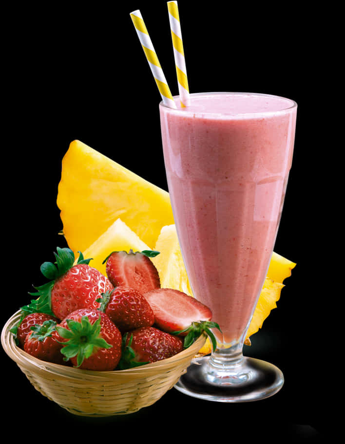 Smoothies 桌布 壁紙 — 一杯高身粉紅色草莓鳳梨奶昔，配上兩條條紋吸管，旁邊放著一籃新鮮草莓和鳳梨片，背景為黑色。