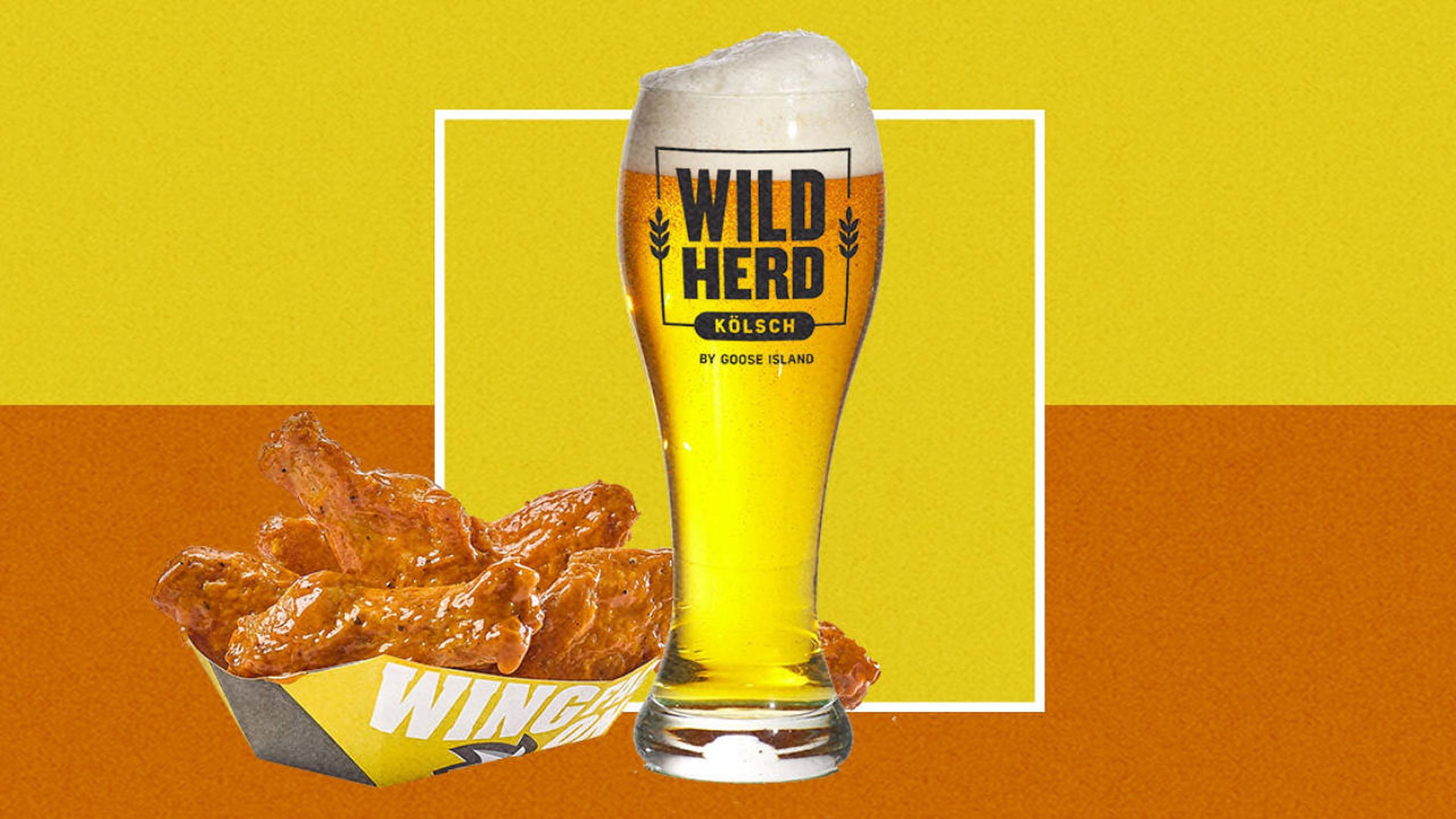 水牛城辣雞翅 桌布 壁紙 — 一杯高高的 Wild Herd Kölsch 啤酒，帶有泡沫，旁邊放著一籃脆皮水牛城雞翅，背景是鮮明的黃色和橙色。