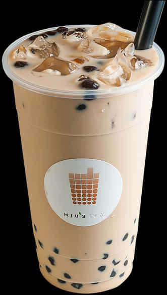 Boba Tea 桌布 壁紙 — 一杯高高的奶油冰珍珠奶茶，上面有冰塊和黑色珍珠，背景為黑色。