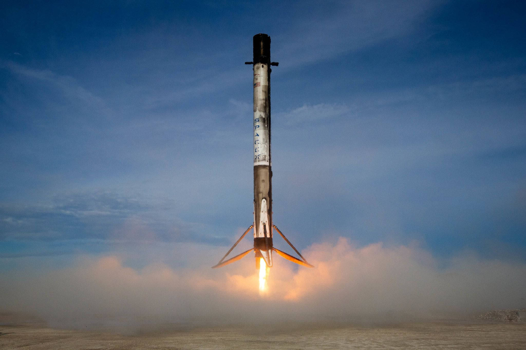 SpaceX 桌布 壁紙 — 一枚 SpaceX 火箭點燃引擎，在晴朗藍天下從沙漠發射台垂直升空。