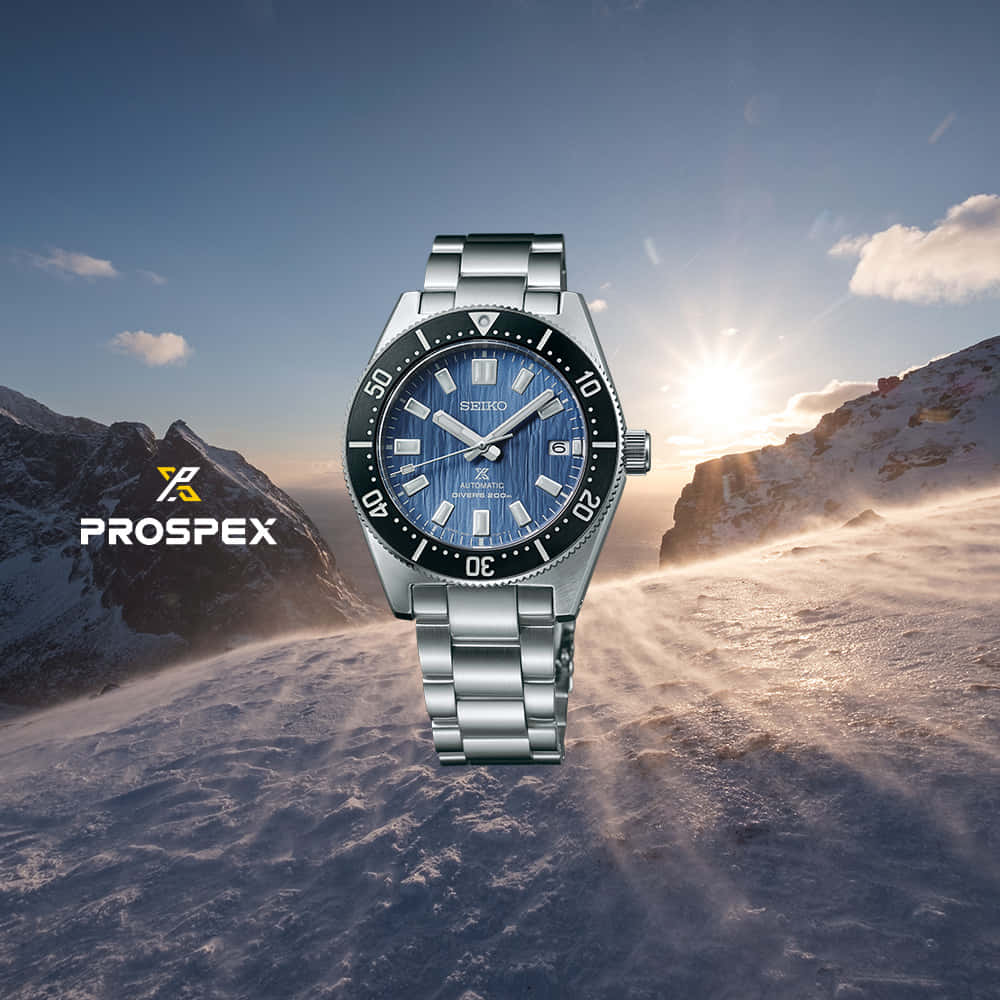 手錶 桌布 壁紙 — 一枚Seiko Prospex潛水錶在雪白山脊上閃耀，金色夕陽與穿透雲層的光芒交織。