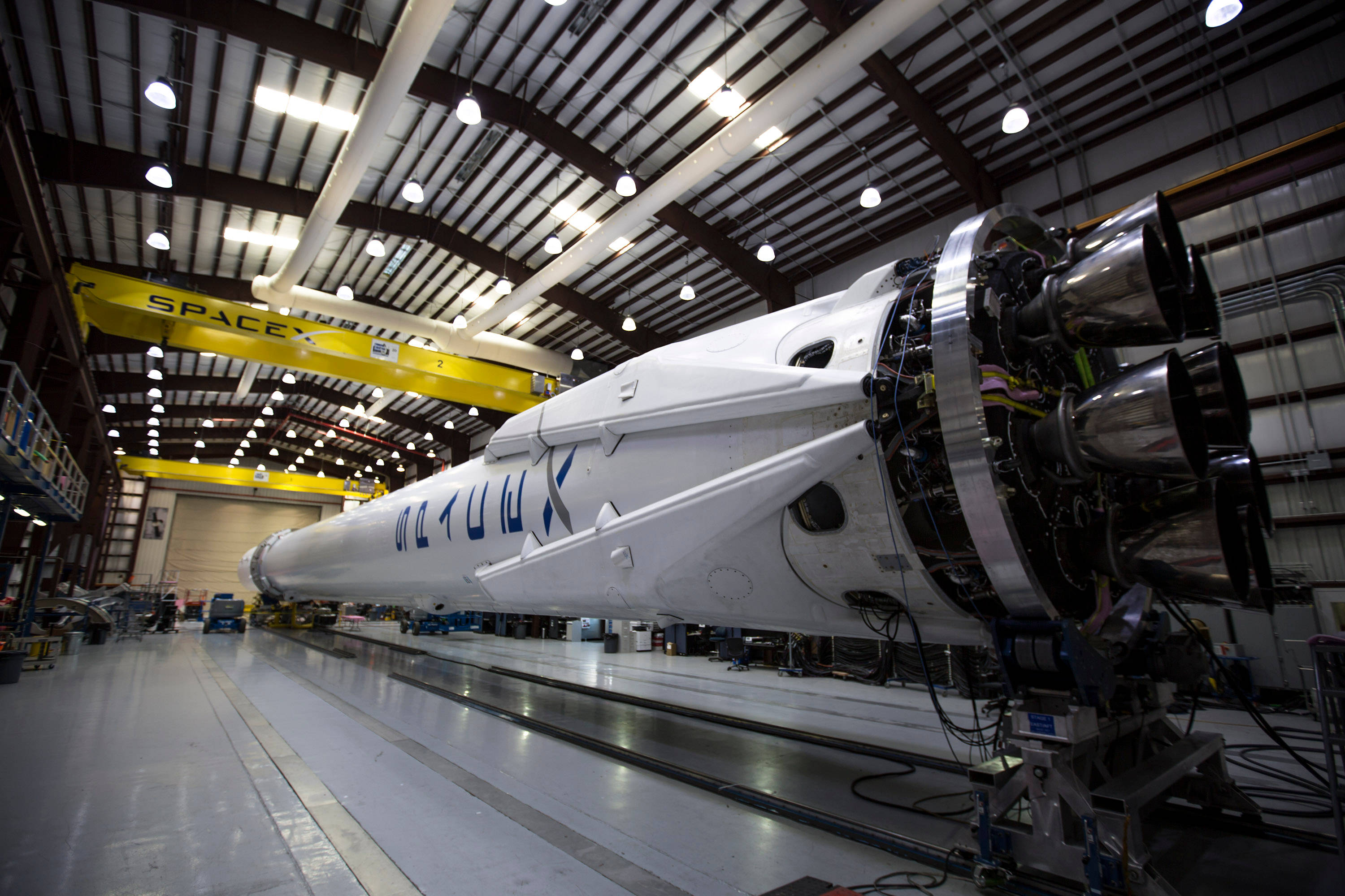 NASA 動態圖片 桌布 壁紙 — 一枚SpaceX Starship火箭水平放置在寬敞的工業機庫中，上方有明亮的燈光。