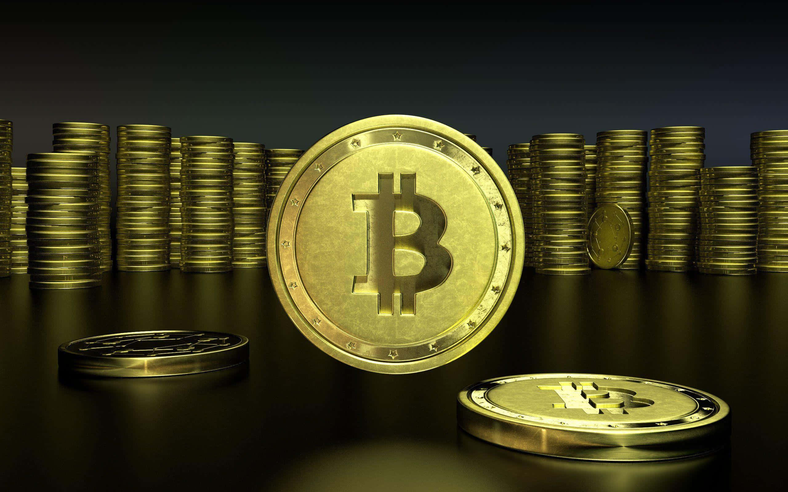 比特幣 桌布 壁紙 — 一枚大型金色比特幣硬幣顯眼地放在一堆類似硬幣中，置於深色反光表面上。