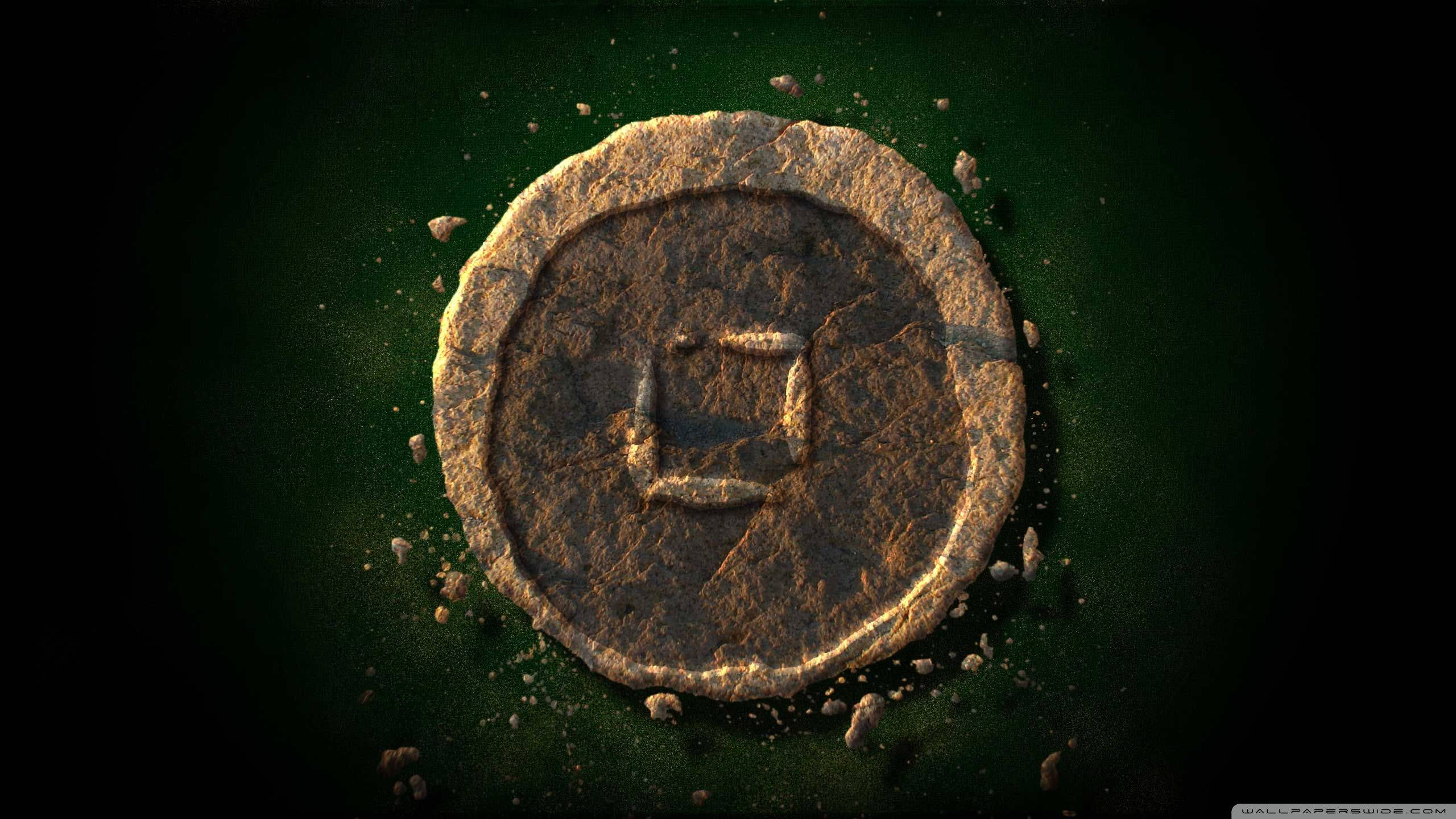 element 桌布 壁紙 — 一枚帶有方形符號的風化古幣，放置在深綠色表面上，周圍散落著碎片。