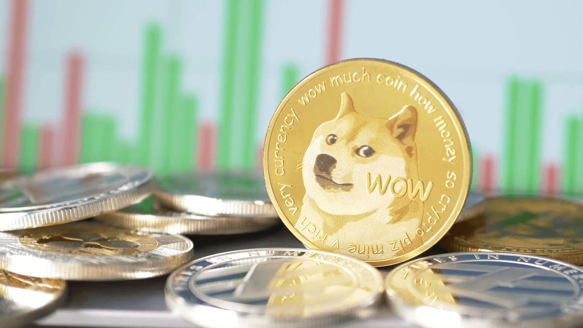 Dogecoin 桌布 壁紙 — 一枚帶有柴犬臉的金色狗狗幣放在銀幣上，背景是模糊的金融圖表。