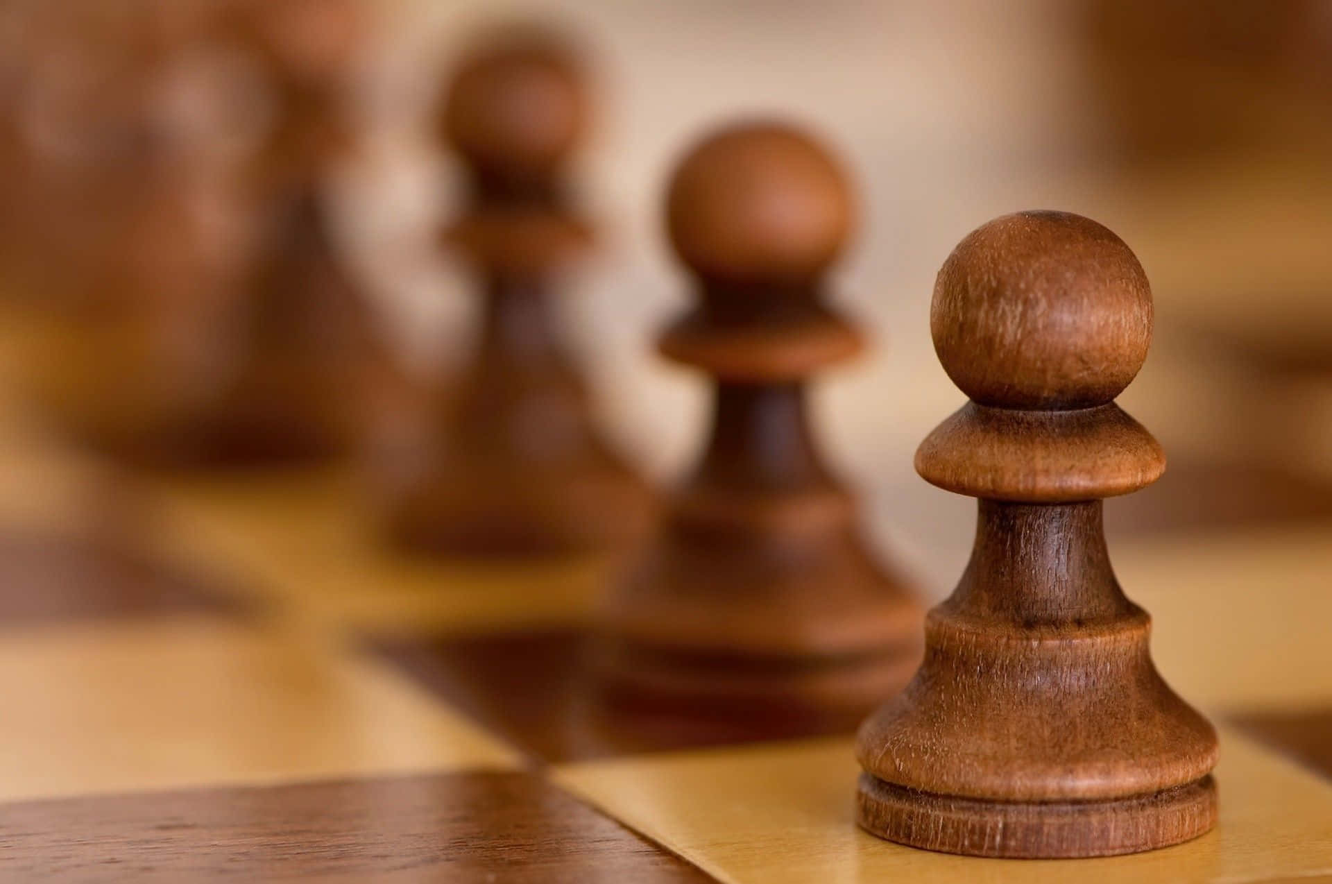 一枚棋佇立在西洋棋盤上 壁紙