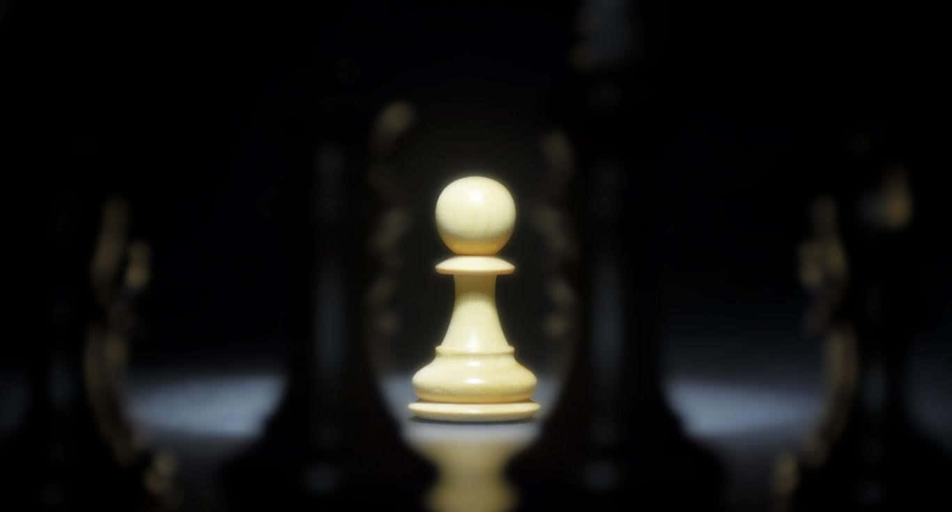 一枚棋子矗立在黑暗棋盤中央 壁紙