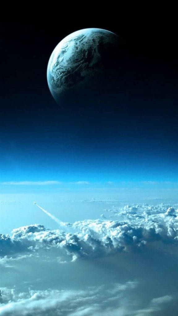 太空 iPhone 桌布 壁紙 — 一枚火箭劃破雲層，朝向懸掛在黑暗宇宙中發光的藍色行星飛去。