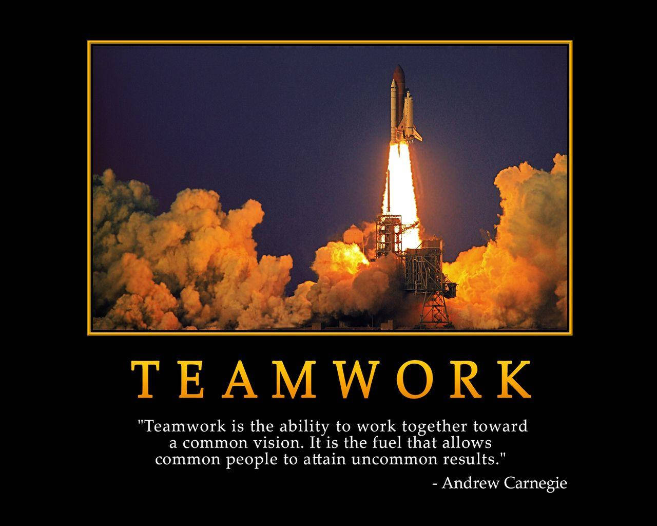 Teamwork 桌布 壁紙 — 一枚火箭在夜空中發射，下方有熾熱的排氣和翻騰的橙色雲層。