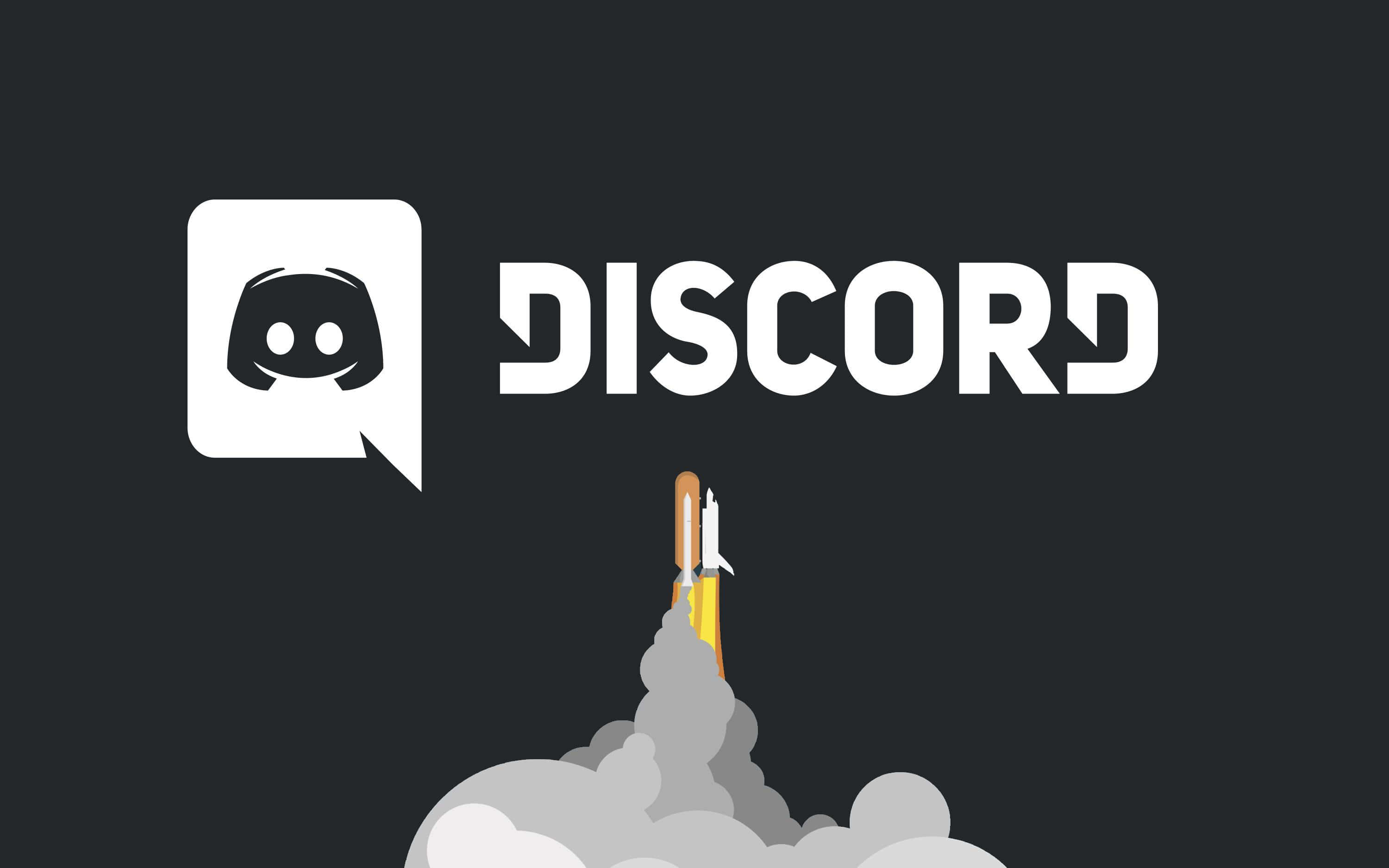 Discord 桌布 壁紙 — 一枚火箭從灰色煙霧中向上發射，背景為深色，上方有 Discord 標誌和文字。