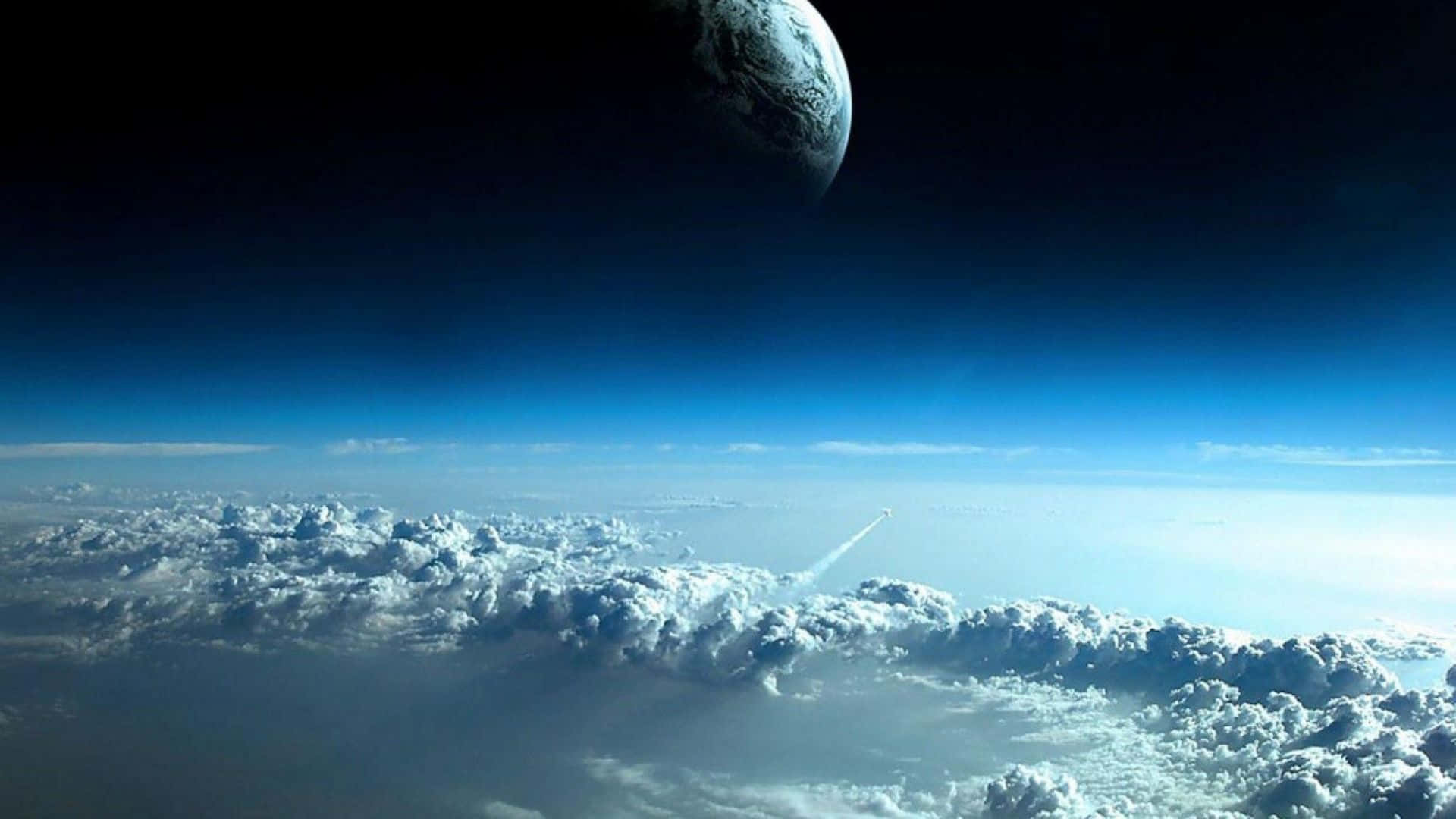 全高清 桌布 壁紙 — 一枚火箭穿過蓬鬆的白雲，下方是廣闊的藍天，上方黑暗的宇宙中有一個細節豐富的行星隱現。