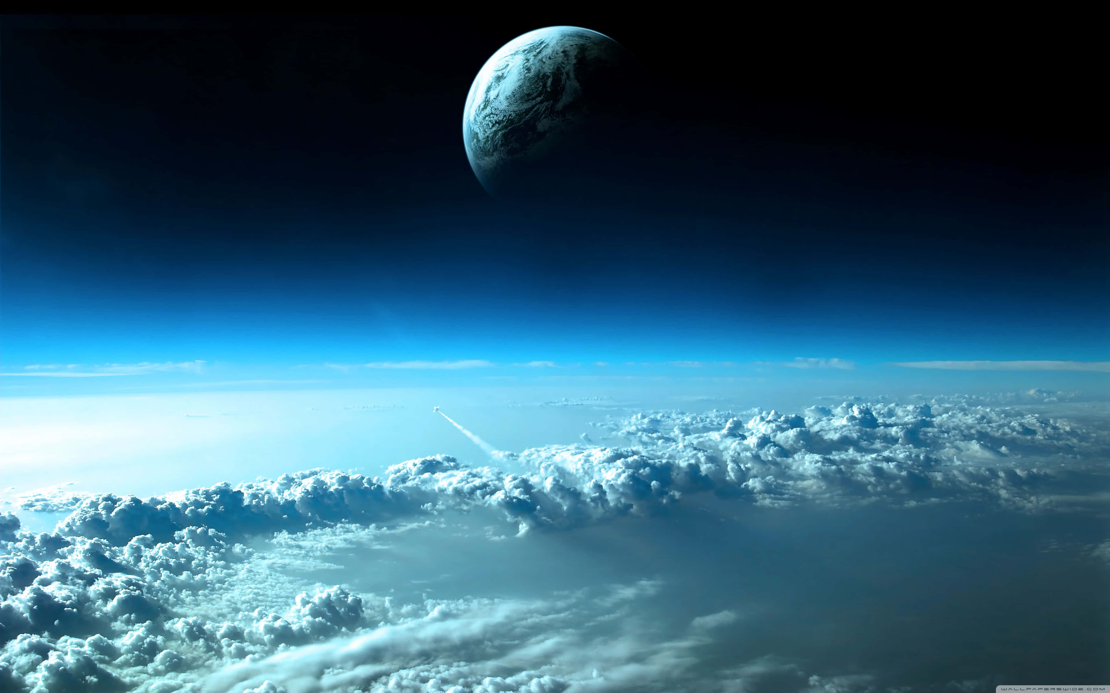 Beautiful View 桌布 壁紙 — 一枚火箭穿過蓬鬆的雲層，朝向懸掛在黑暗宇宙中的發光藍色行星上升。