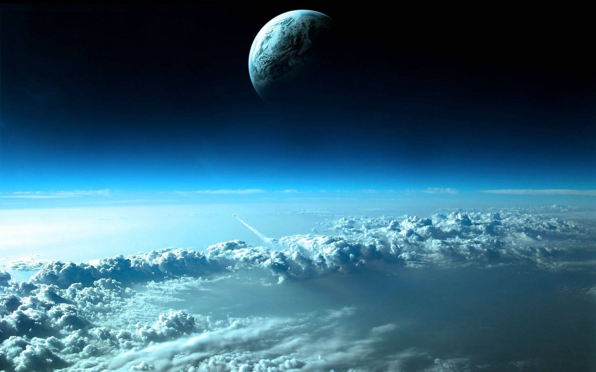 外太空 桌布 壁紙 — 一枚火箭穿過蓬鬆的雲層，衝向懸掛在黑暗宇宙中的一顆發光藍色行星。