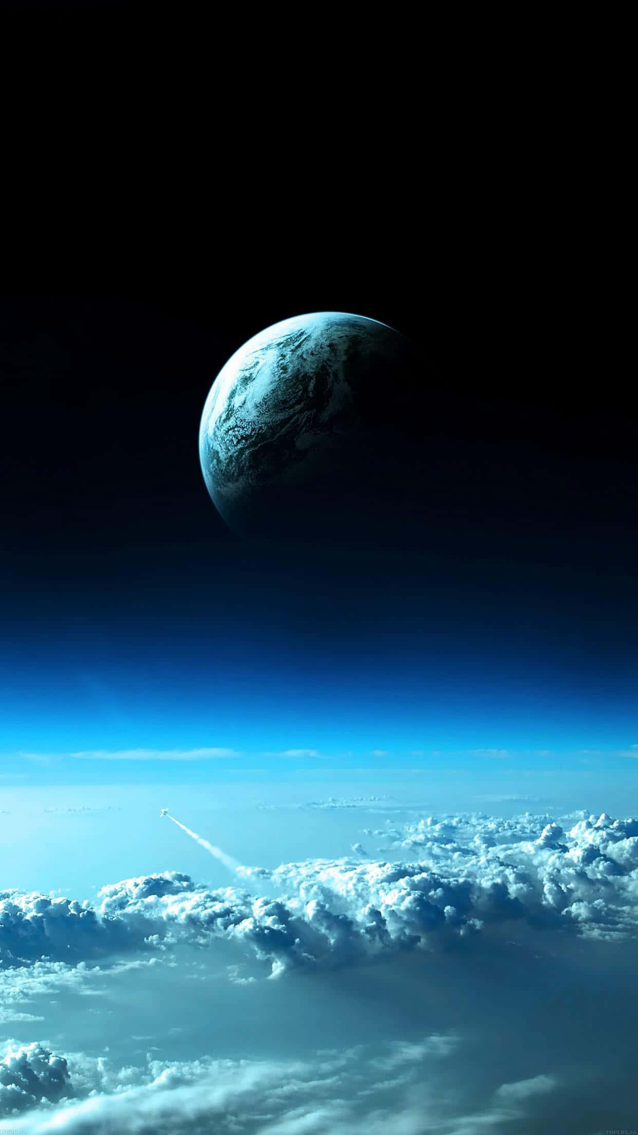 地球 桌布 壁紙 — 一枚火箭穿過雲層，朝向從太空看到的發光藍色地球，背景是沒有星星的黑色天空。