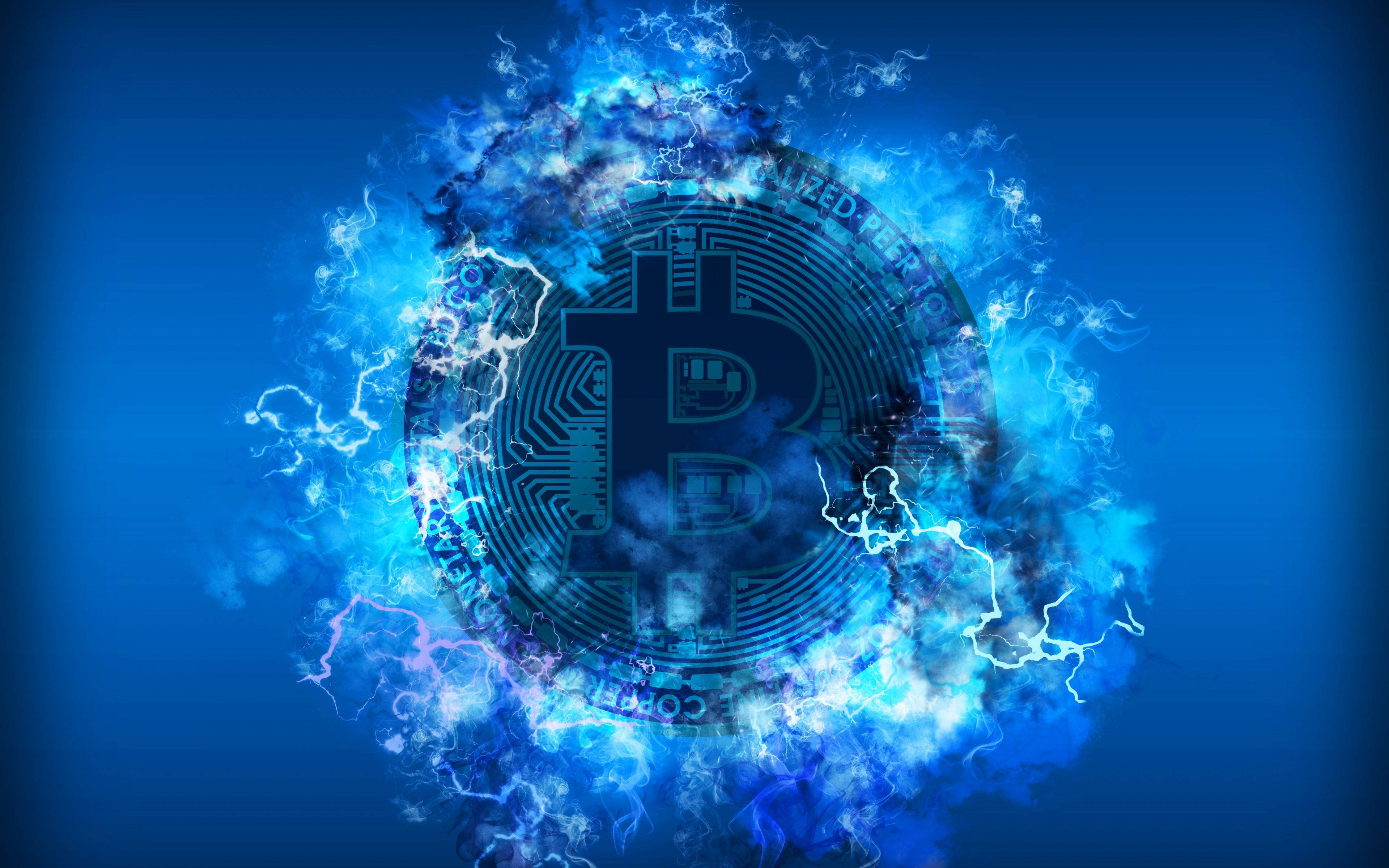 比特幣 桌布 壁紙 — 一枚發光的藍色比特幣硬幣，被電光閃電和數位煙霧環繞，背景為深藍色。