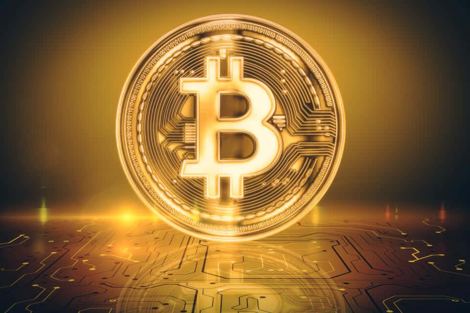 比特幣 桌布 壁紙 — 一枚發光的金色比特幣硬幣漂浮在電路板上方，下方散發出溫暖的光芒。