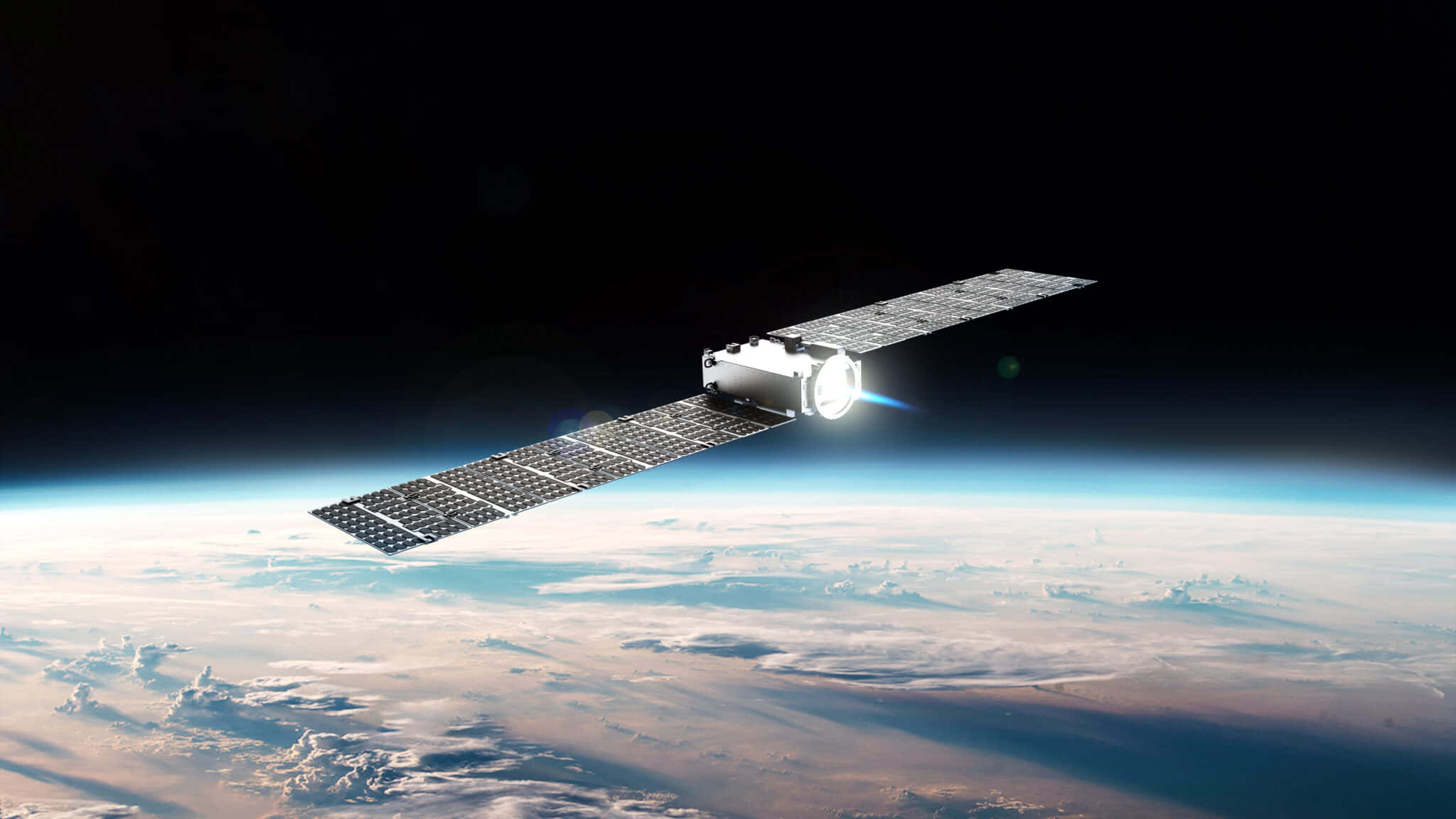 Space Satellite 桌布 壁紙 — 一枚配備太陽能板的流線型衛星，在太空的漆黑背景下，掠過地球彎曲的地平線。