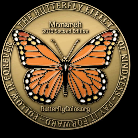 Monarch Butterfly 桌布 壁紙 — 一枚金幣上有一隻詳細的帝王斑蝶，橙色翅膀帶黑色脈絡，背景為黑色。