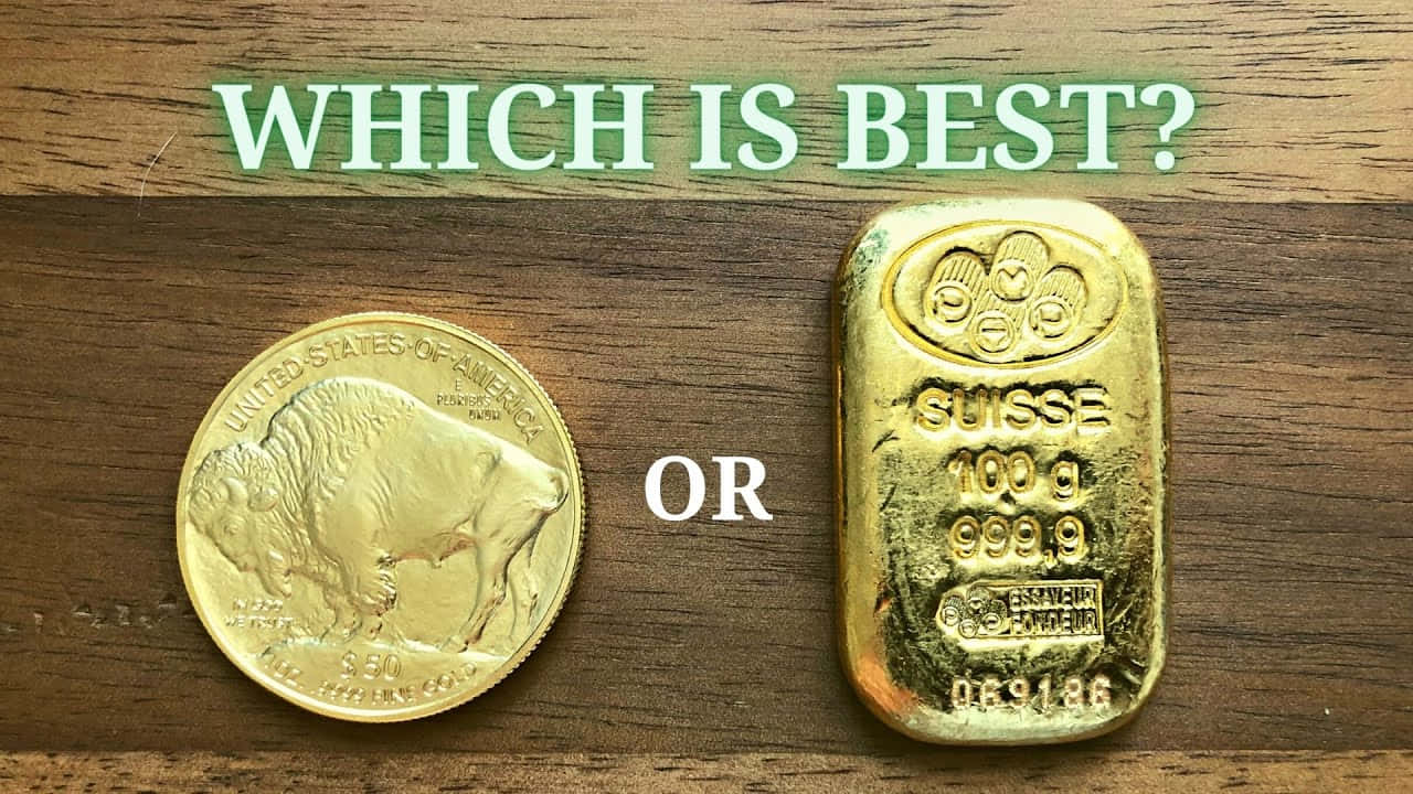 Gold Bar 桌布 壁紙 — 一枚金水牛幣和一條100克瑞士金條並排放置在木質表面上，附有文字詢問哪個最好。