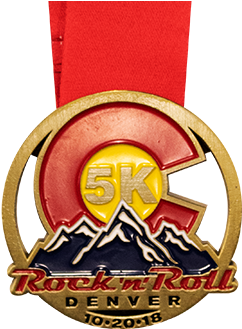 Award 桌布 壁紙 — 一枚金色5K賽跑獎牌，以山峰和紅色絲帶為特色，用於Rock n Roll Denver活動。