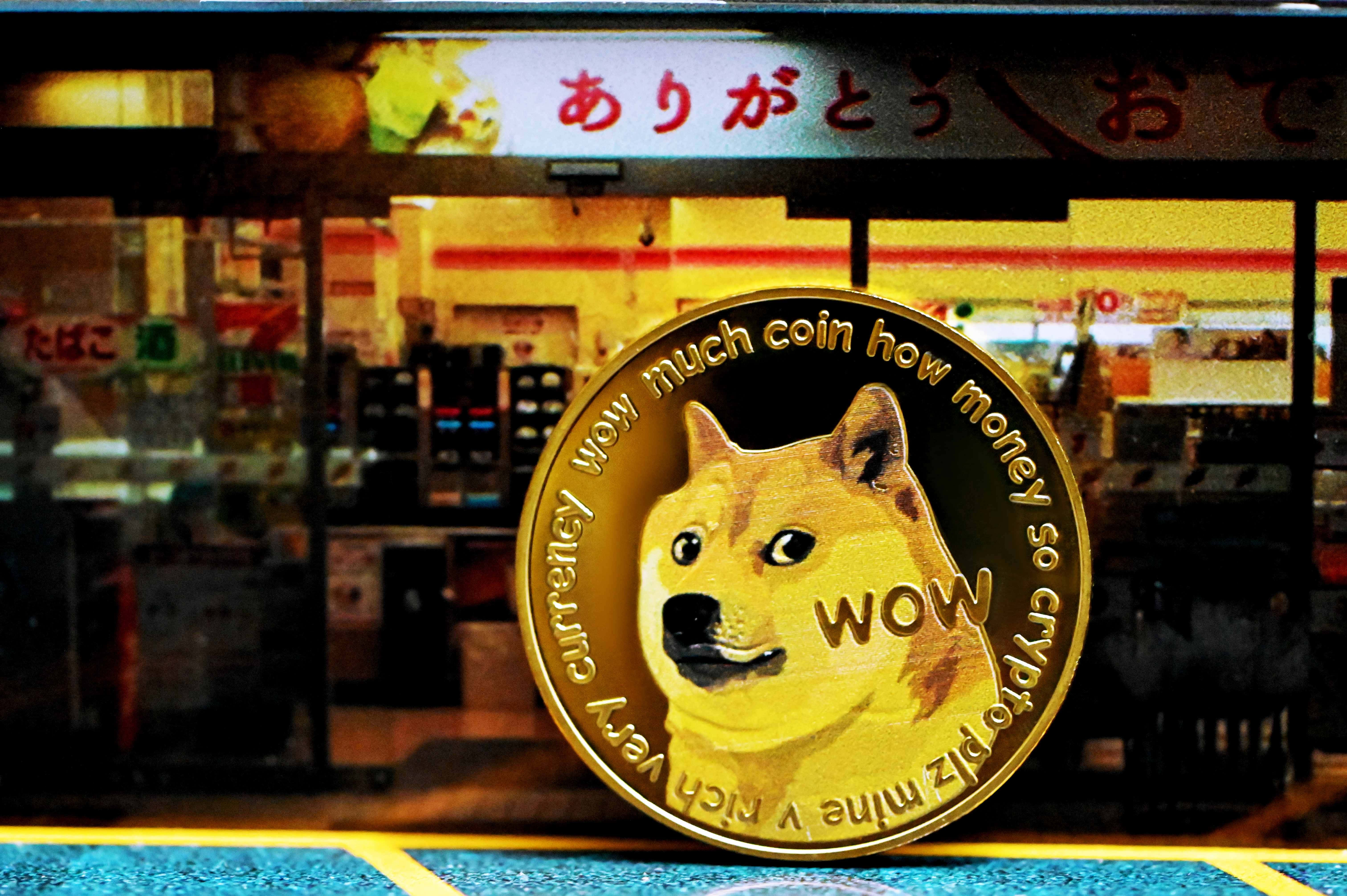 Dogecoin 桌布 壁紙 — 一枚金色Dogecoin，上面有柴犬圖案及文字「wow much coin how money so crypto plz mine v rich very currency」，醒目地展示在燈光明亮的日本便利商店前。