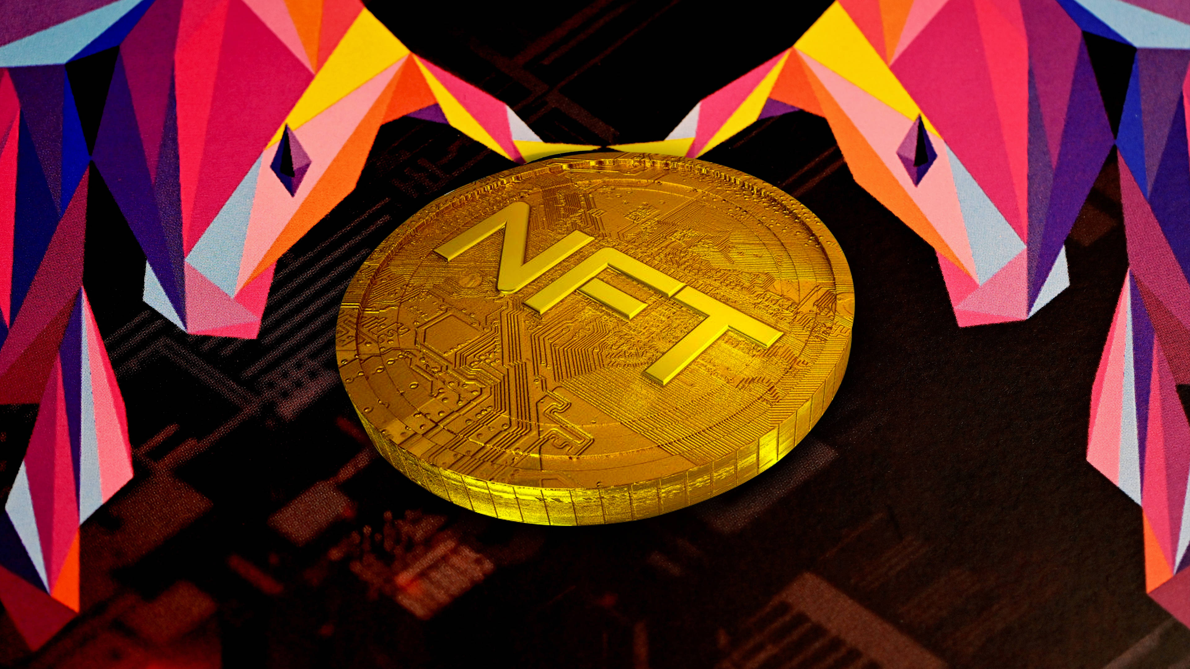 NFT 桌布 壁紙 — 一枚金色NFT硬幣放在電路板上，周圍環繞著粉紅色、橙色和紫色的鮮豔幾何龍頭。