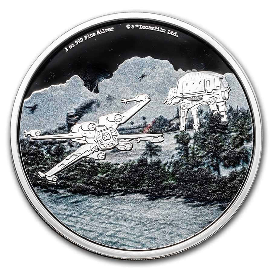 The Battle Of Scarif 桌布 壁紙 — 一枚銀幣描繪了一架星際大戰X翼戰機在森林覆蓋的山丘中，靠近AT-AT步行機的水面上飛行。