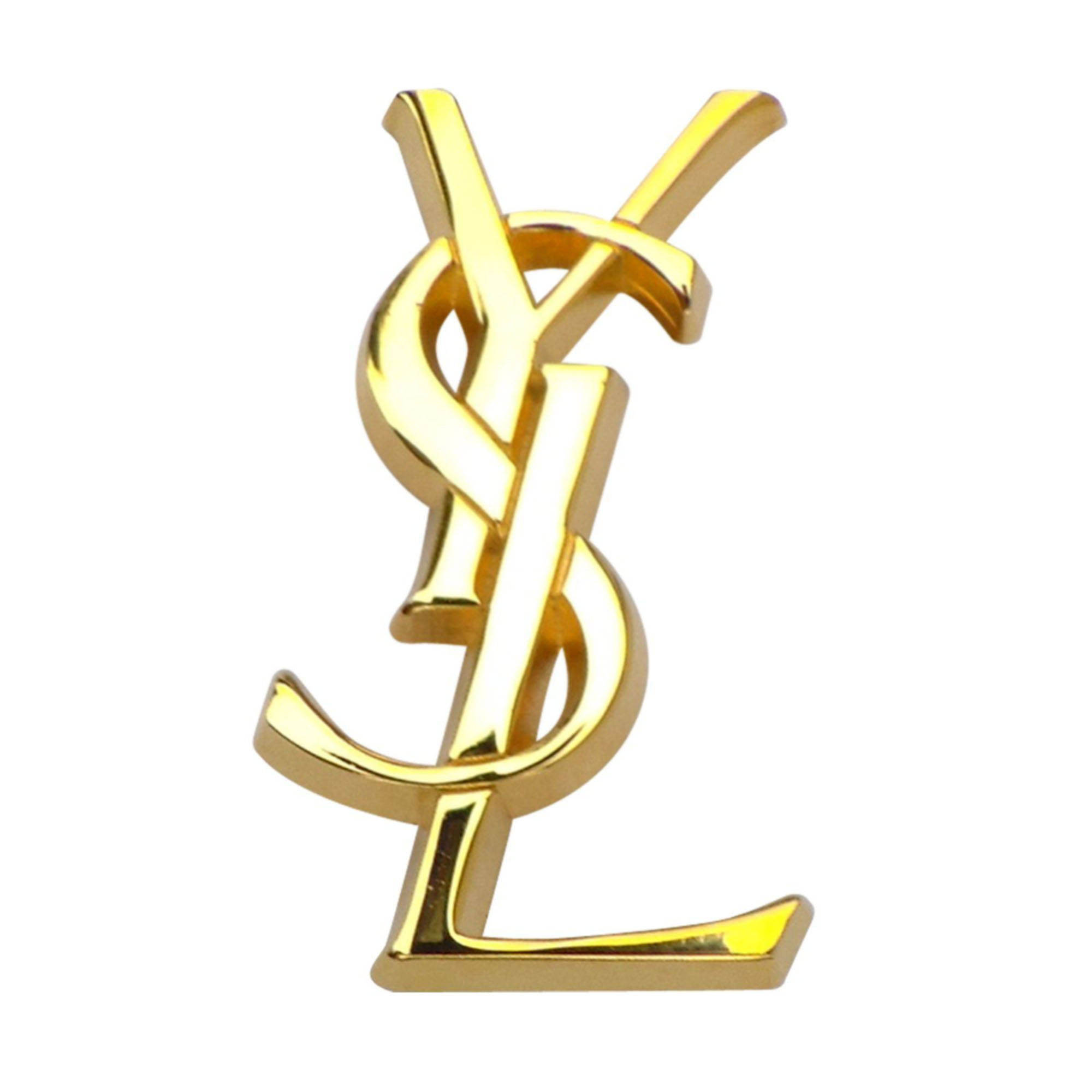 Ysl 桌布 壁紙 — 一枚閃亮的金色YSL字母組合別針，擁有拋光的曲線和銳利的邊緣，置於純白背景之上。