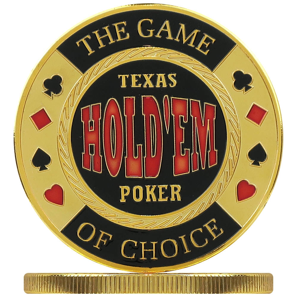 Poker Table 桌布 壁紙 — 一枚閃閃發光的金色德州撲克籌碼，帶有紅色字樣和紙牌花色，背景為黑色。