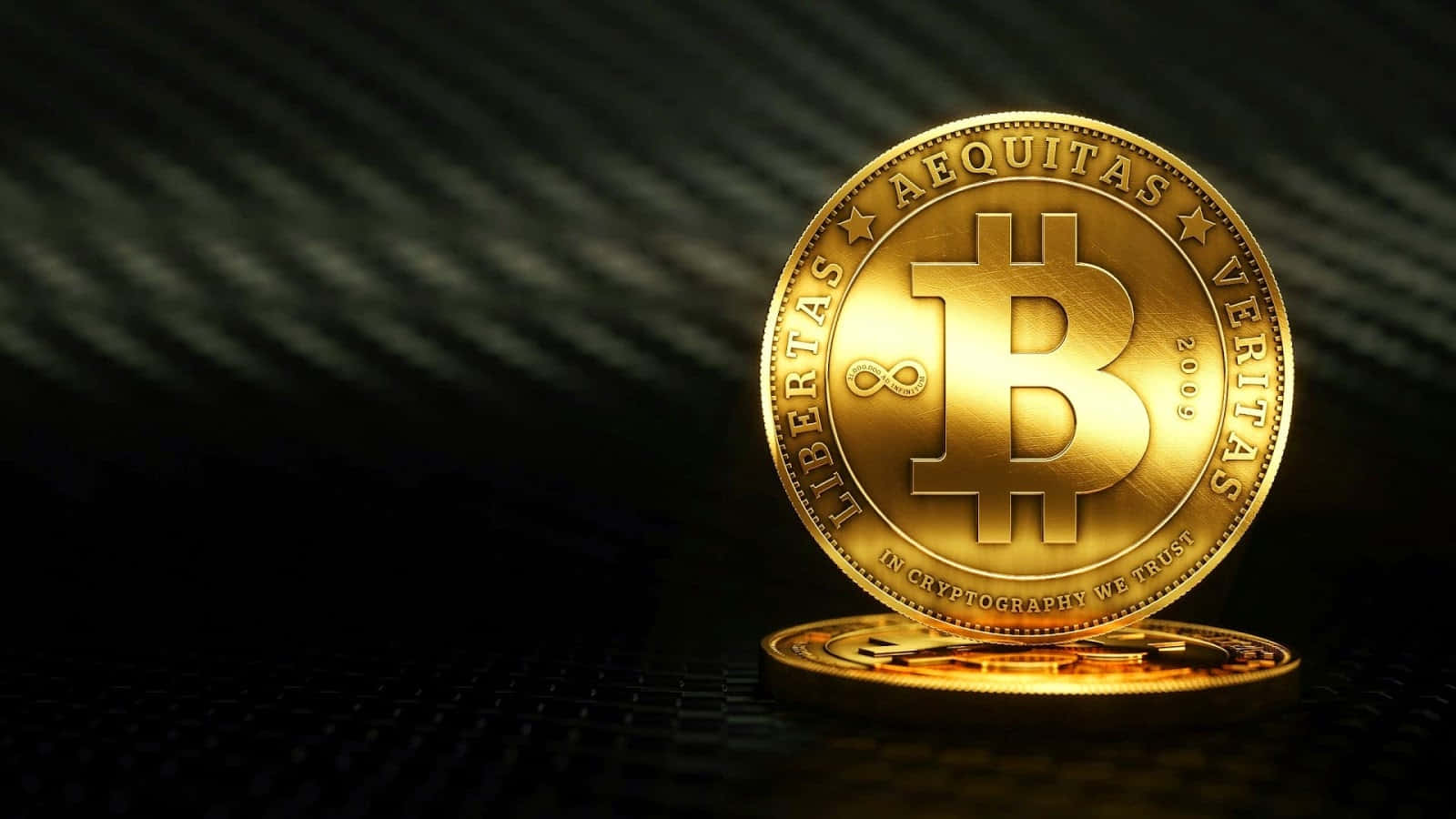 比特幣 桌布 壁紙 — 一枚閃閃發光的金色比特幣直立於深色紋理表面上，戲劇性的燈光突顯其雕刻細節。