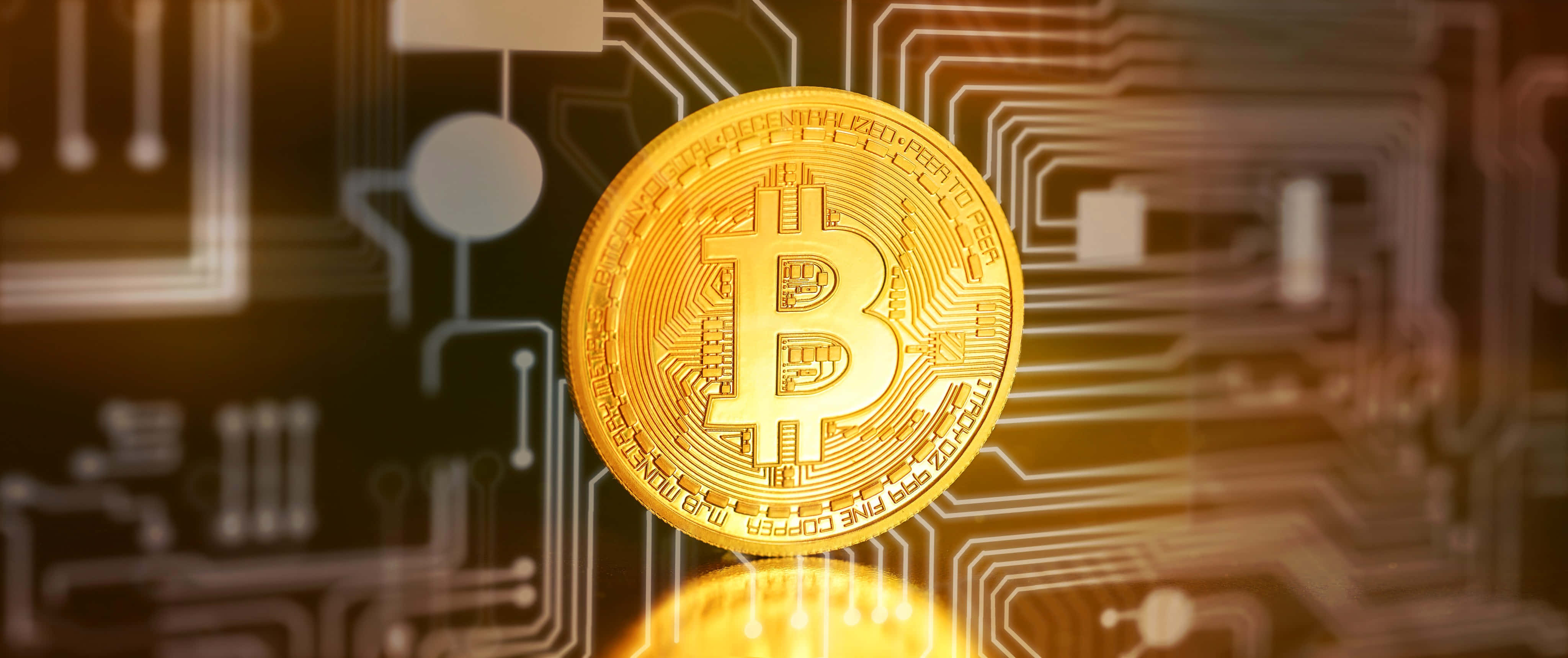 比特幣 桌布 壁紙 — 一枚閃閃發光的金色比特幣硬幣漂浮在發光的電路板上，電路板上有複雜的路徑和組件。